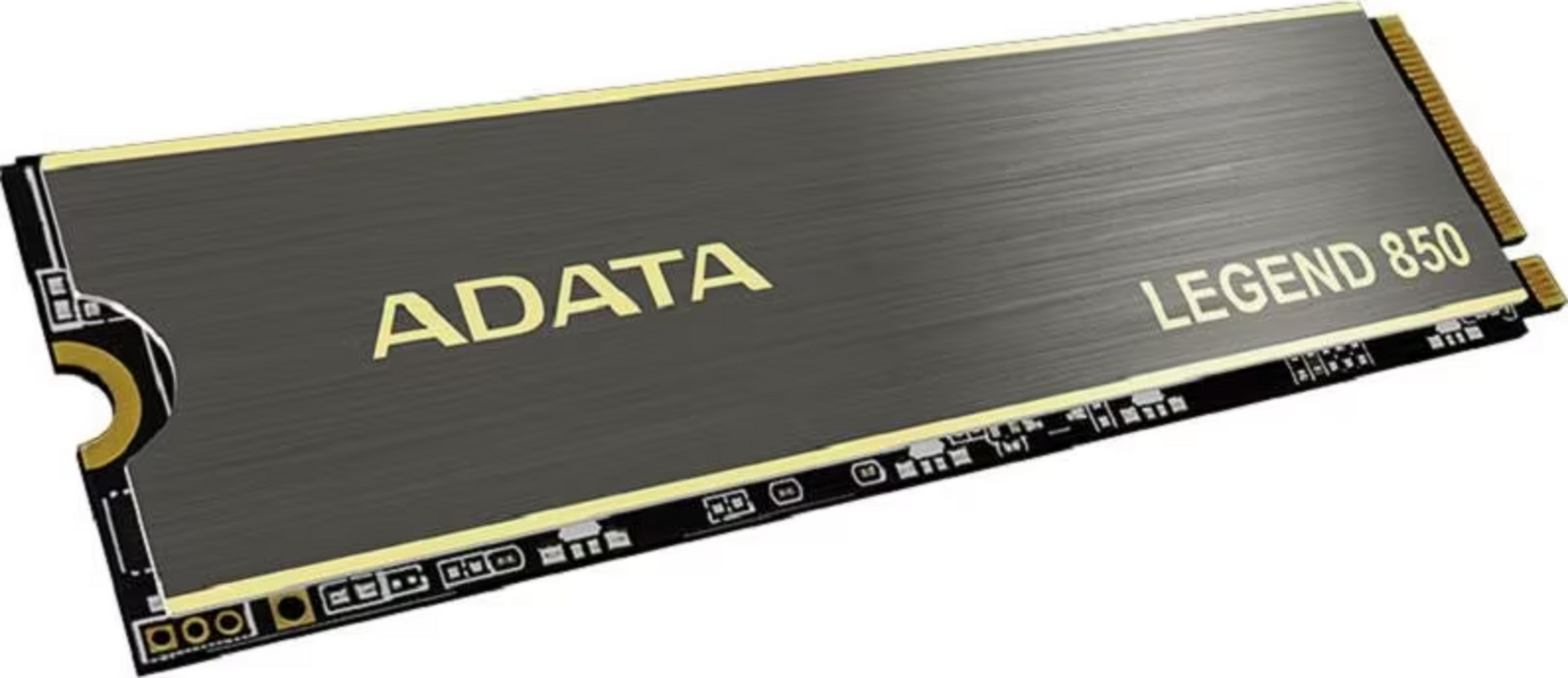 Un SSD oscuro con borde y letras doradas.