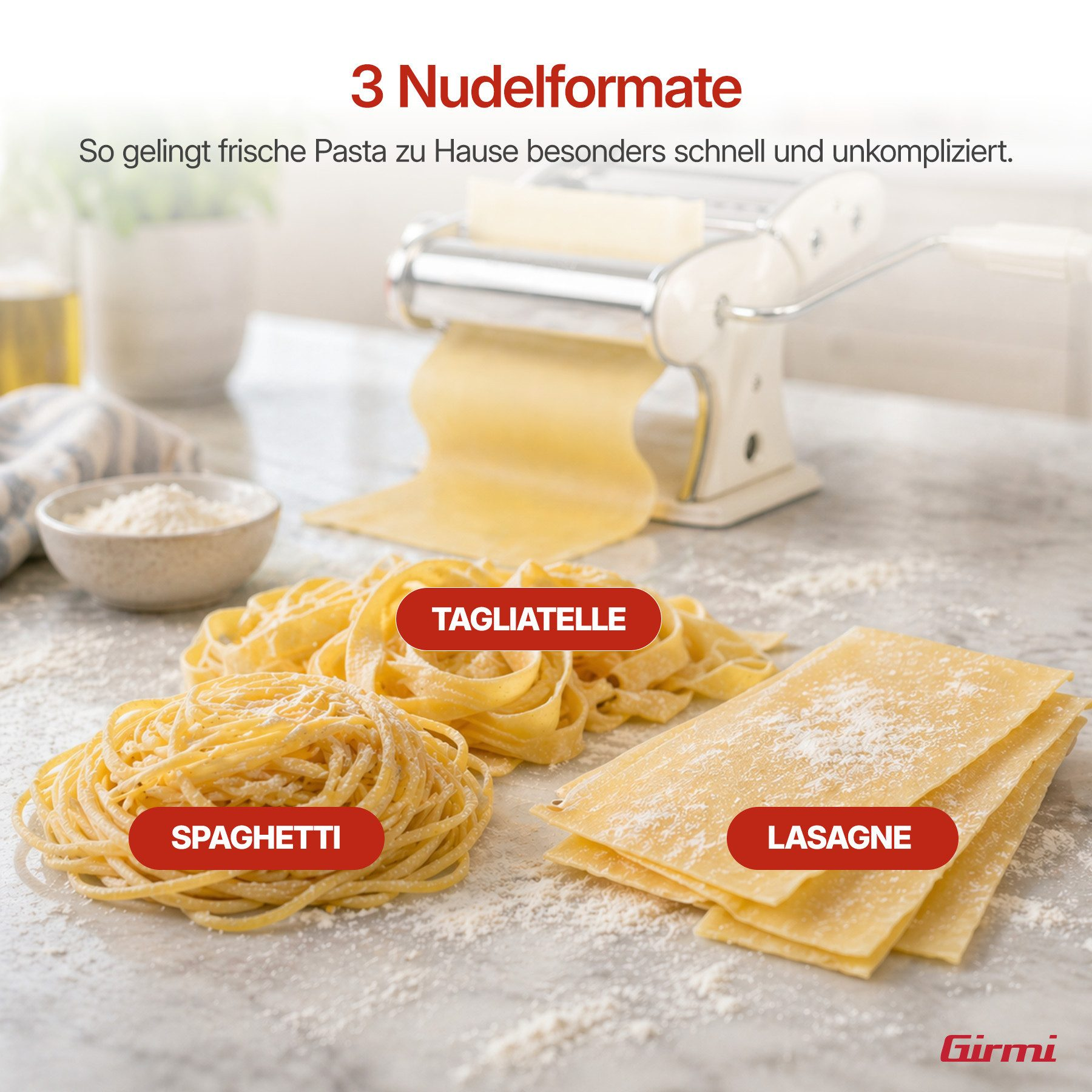 Frische Pasta: Spaghetti, Tagliatelle und Lasagne neben einer Nudelmaschine.