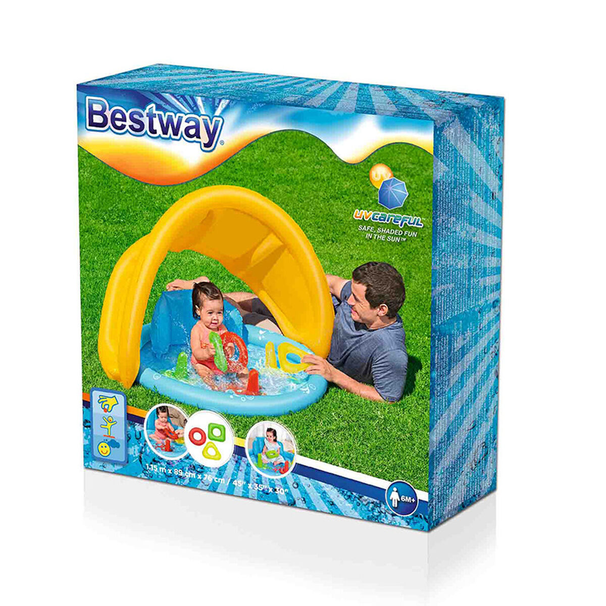 Un hombre yace junto a un bebé en una piscina inflable con sombrilla.