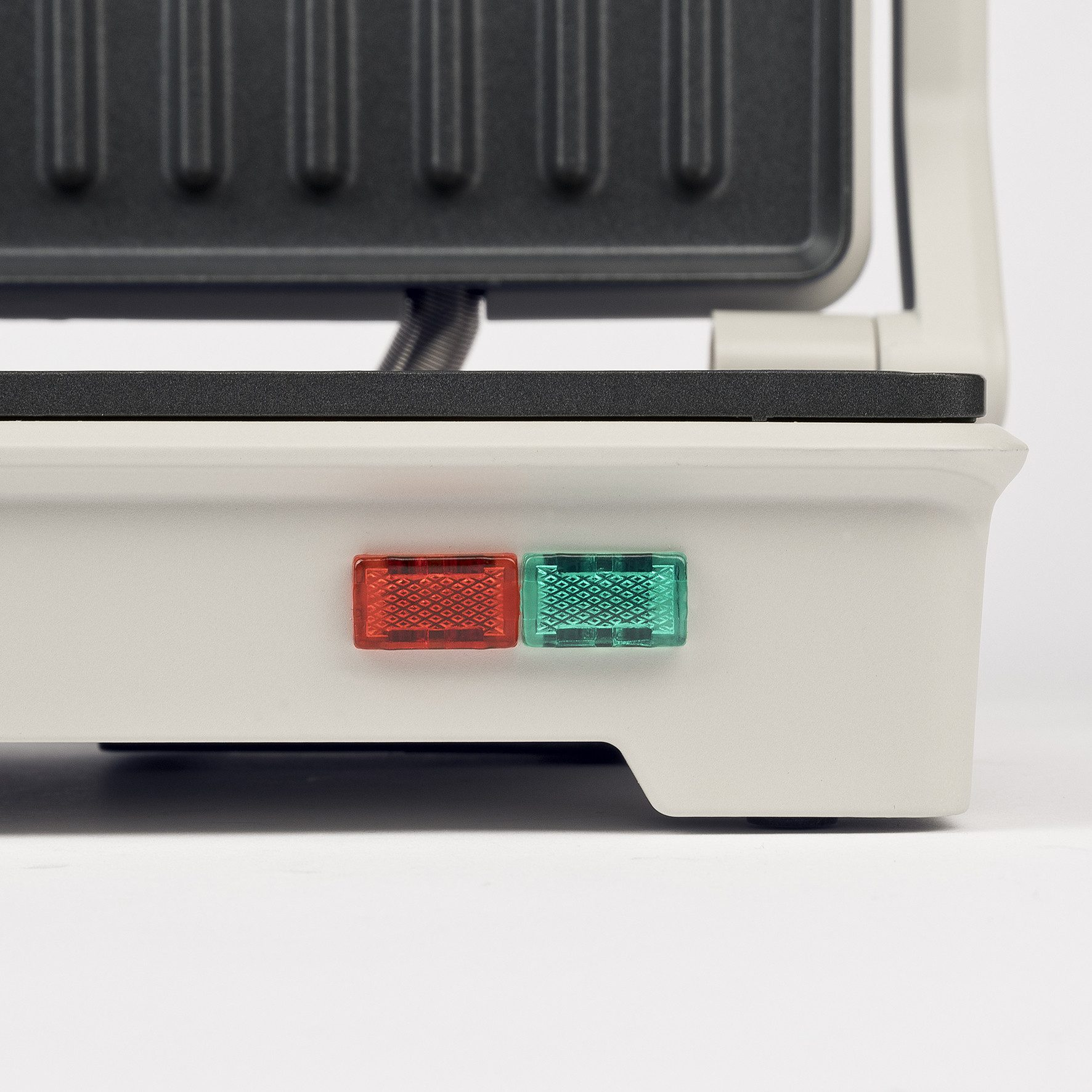 Ein Elektrogrill mit roten und grünen Kontrollleuchten.