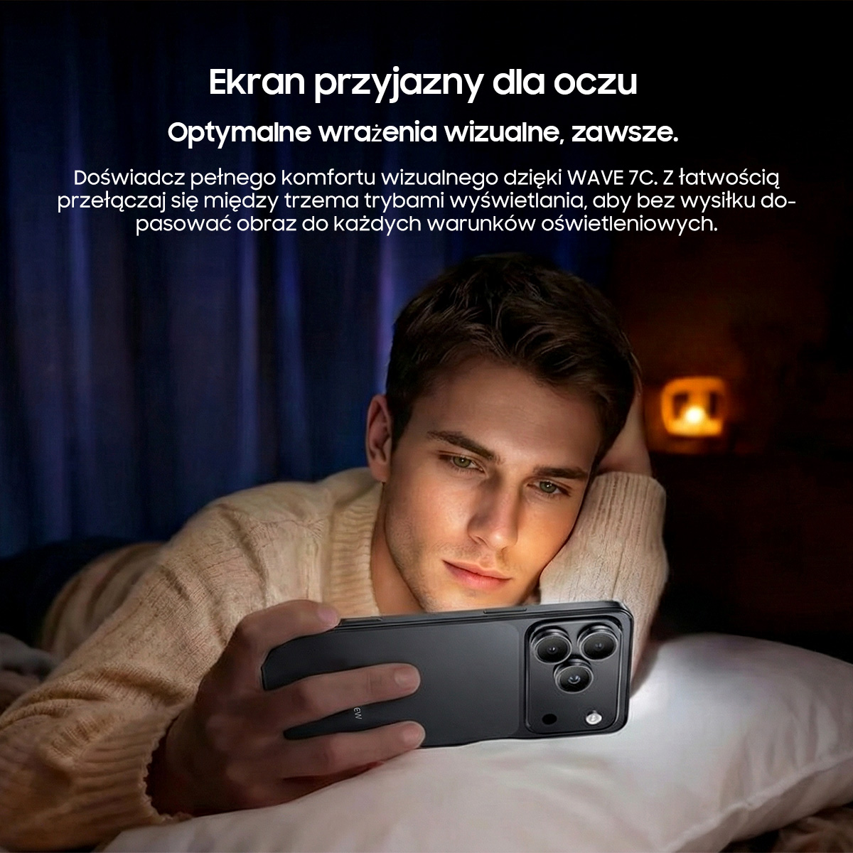 Mężczyzna leży w łóżku i patrzy na smartfon z trzema aparatami.