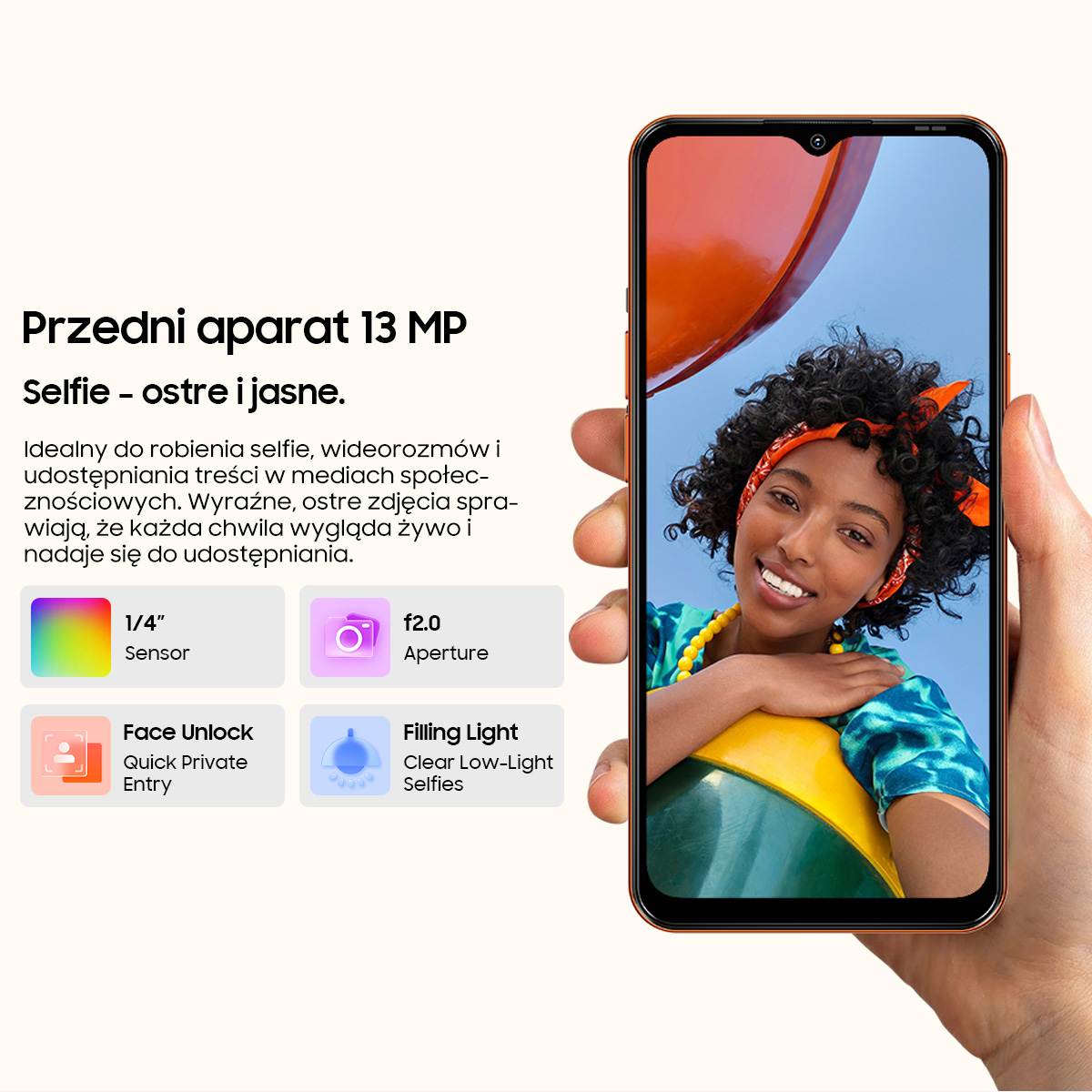 Telefon z przednim aparatem 13 MP wyświetla selfie uśmiechniętej kobiety w kolorowych ubraniach.