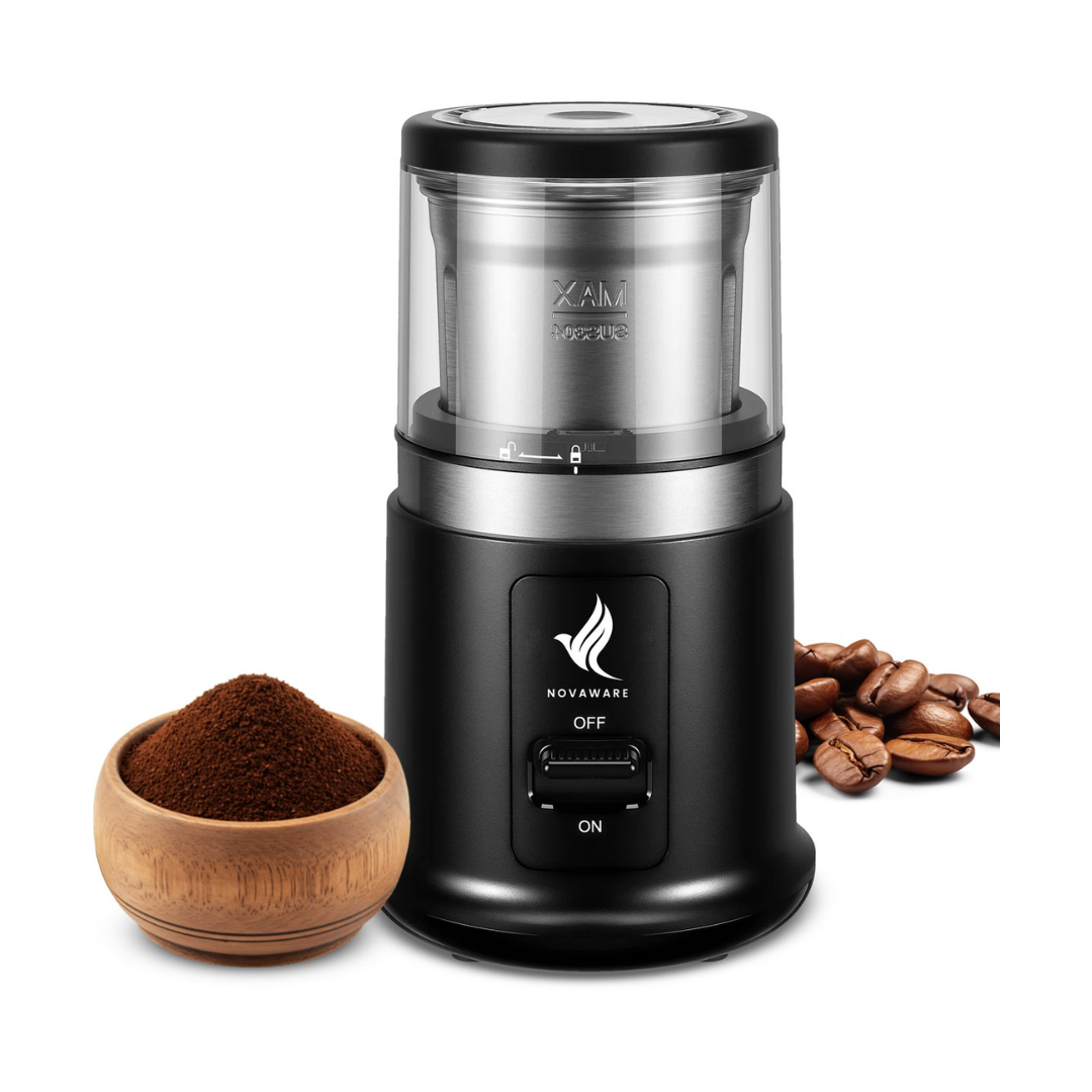 Zwarte koffiemolen met bakje gemalen koffie en bonen.