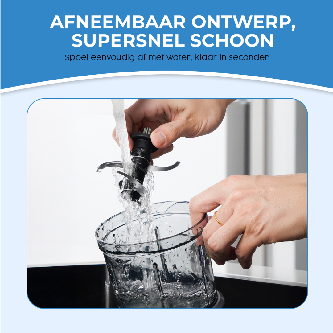 Afneembare mes wordt onder stromend water afgespoeld.