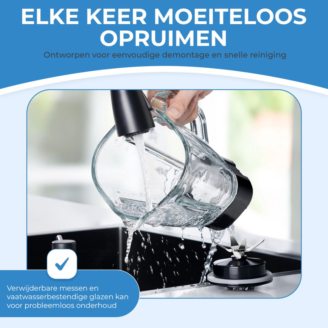 Een hand spoelt een glazen kan af onder stromend water. Het mes is zichtbaar.