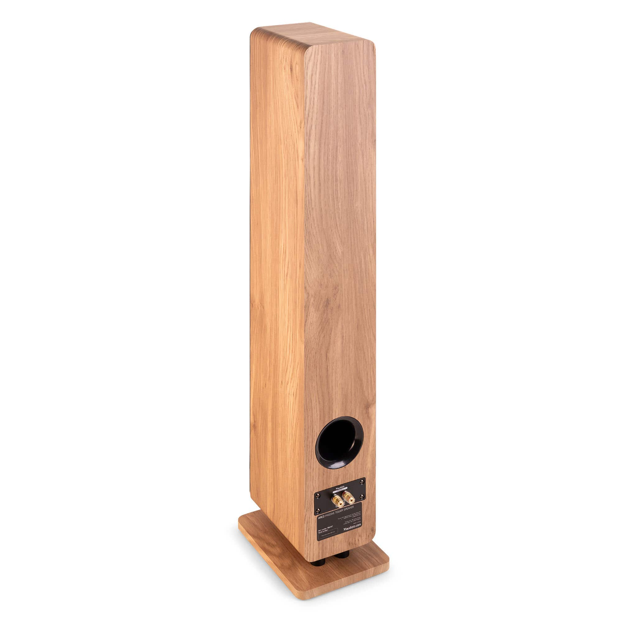 Soporte de altavoz de madera con recorte redondo y terminales en la parte posterior.