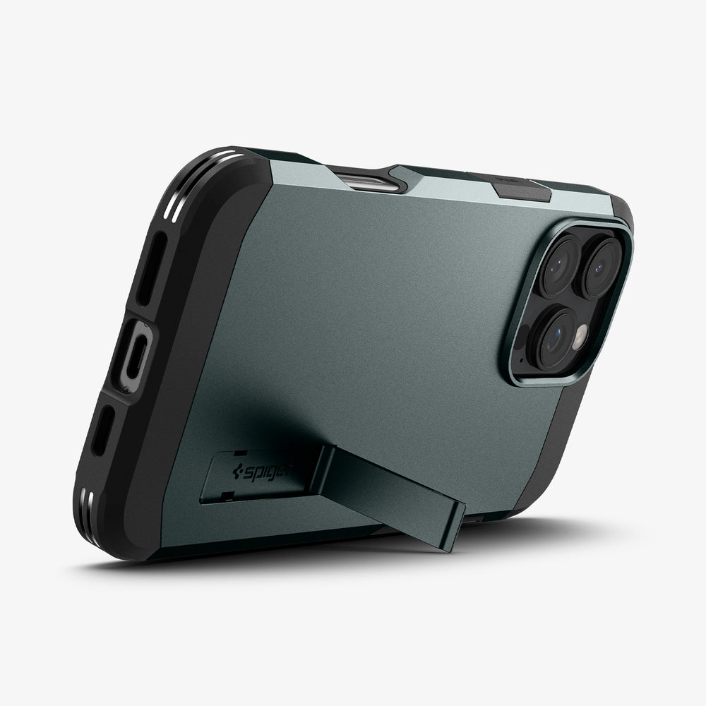 Una custodia per telefono verde scuro con cavalletto, che mostra le lenti della fotocamera.