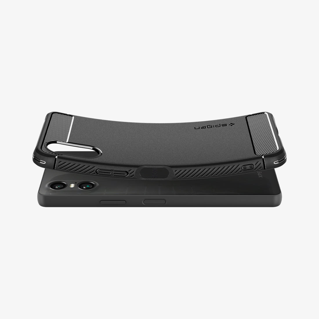 Funda negra sobre un smartphone, fondo blanco.