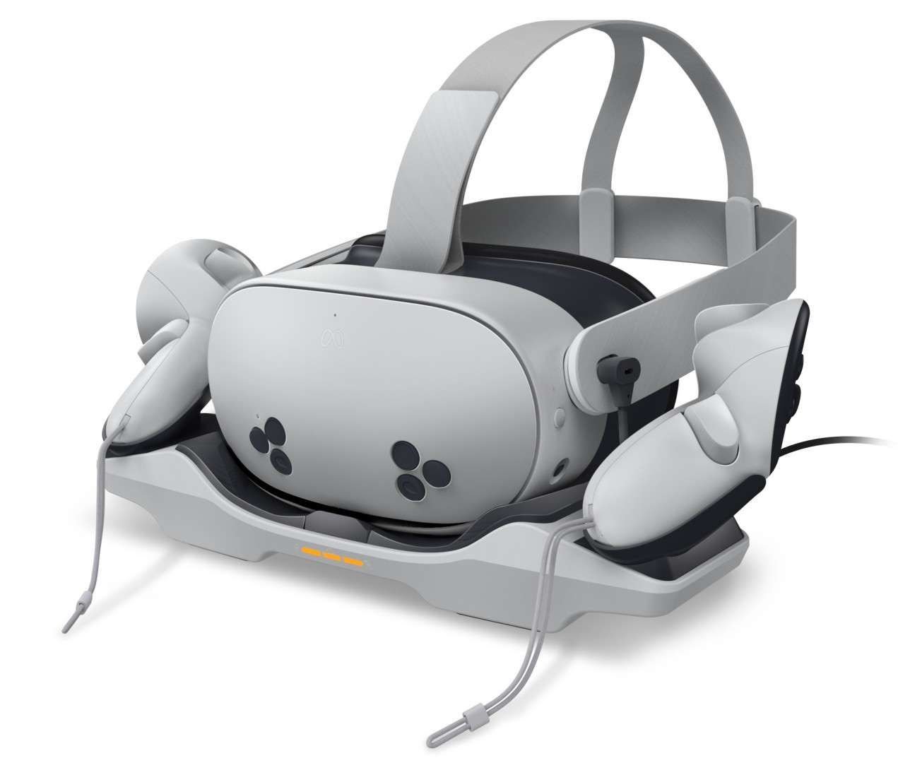 Ein weißes VR-Headset mit Controllern auf einer Ladestation mit orangefarbenem Licht.