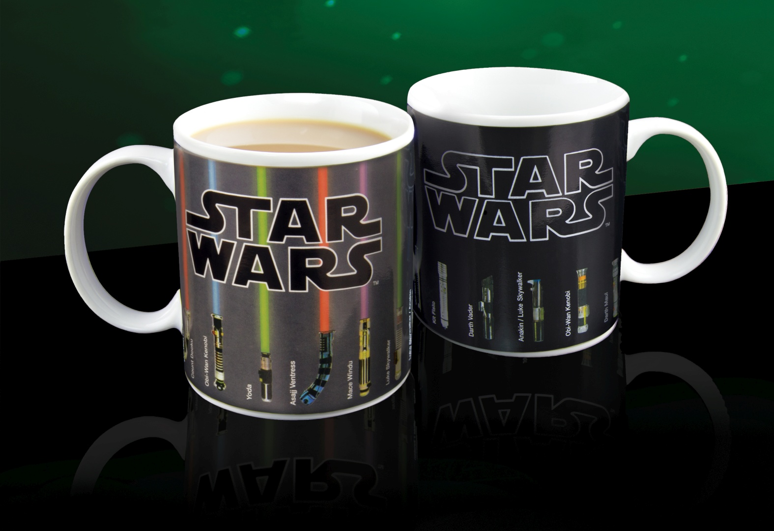 Dwa kubki Star Wars, jeden pełny, z mieczami świetlnymi i postaciami.