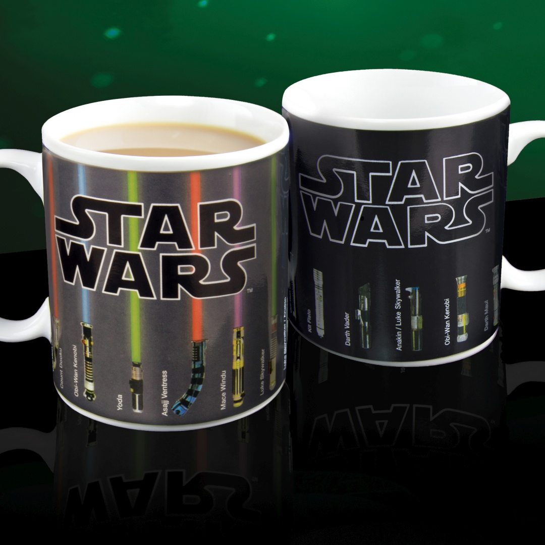 Dwa kubki Star Wars, jeden z kawą. Przedstawia miecze świetlne i nazwy postaci.