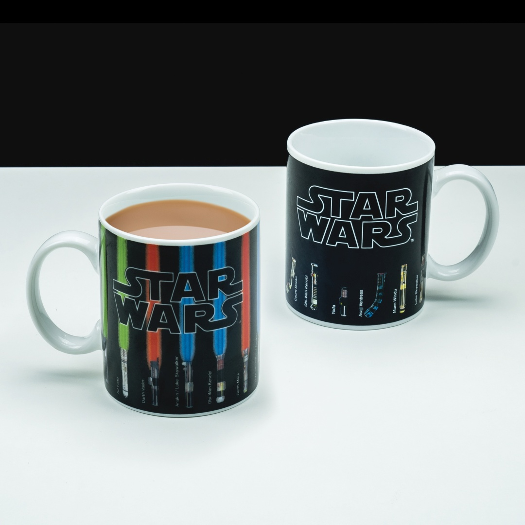 Dwa kubki Star Wars. Jeden pokazuje miecze świetlne, drugi rękojeści mieczy.