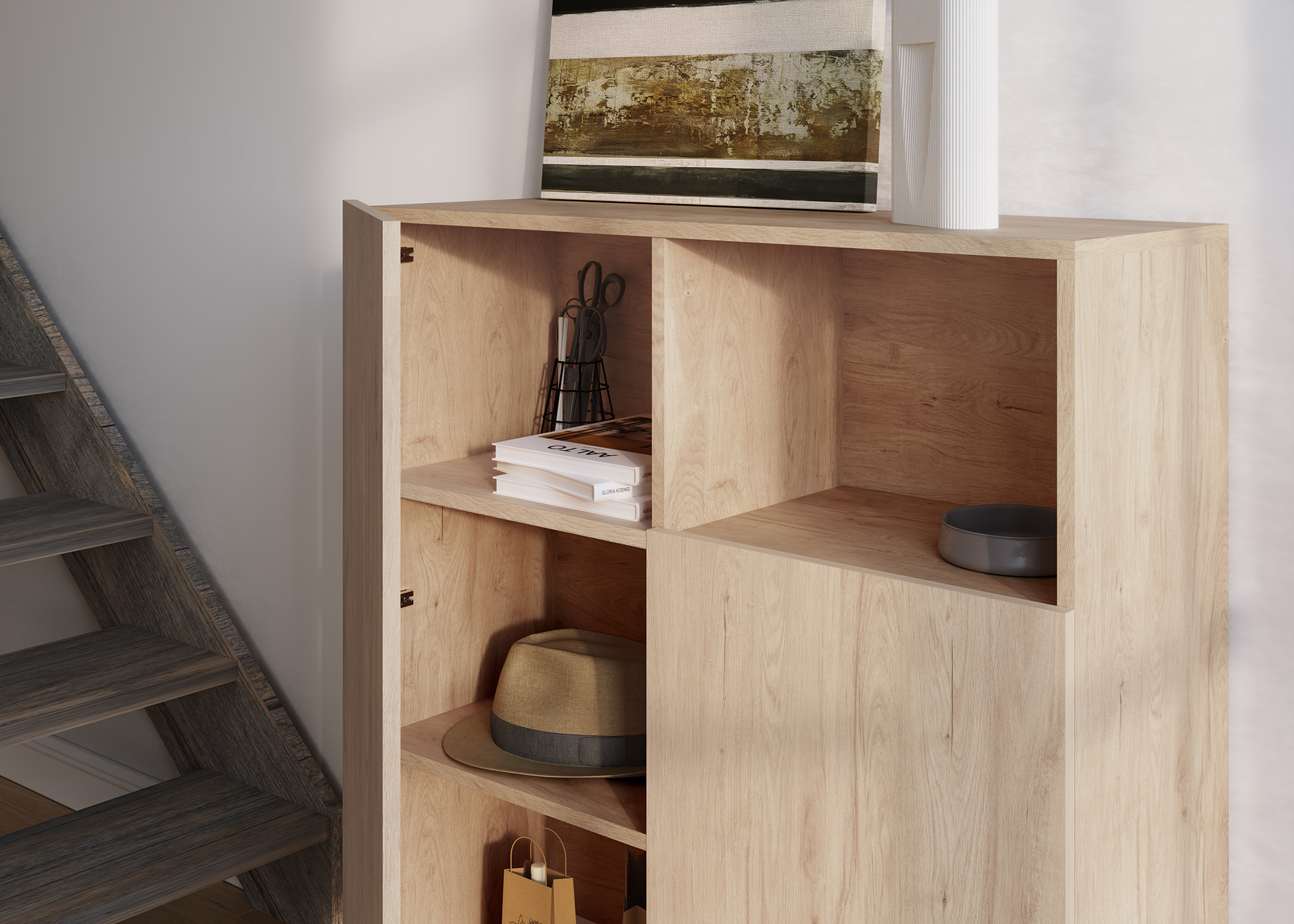 Estantería de madera clara con libros, sombrero y decoración, junto a una escalera.