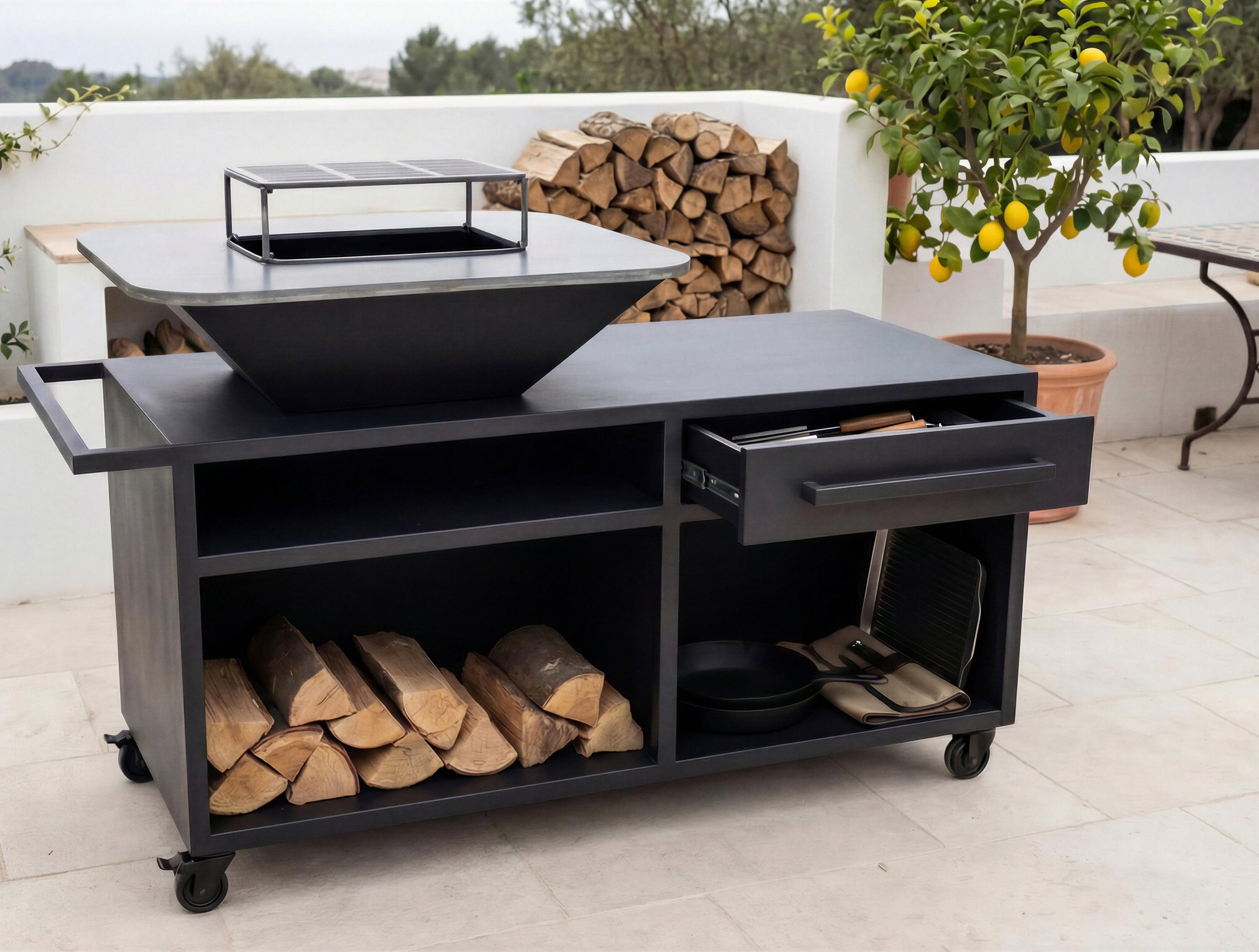 Schwarzer Grillwagen mit Holz, Zitronenbaum und Kochutensilien.