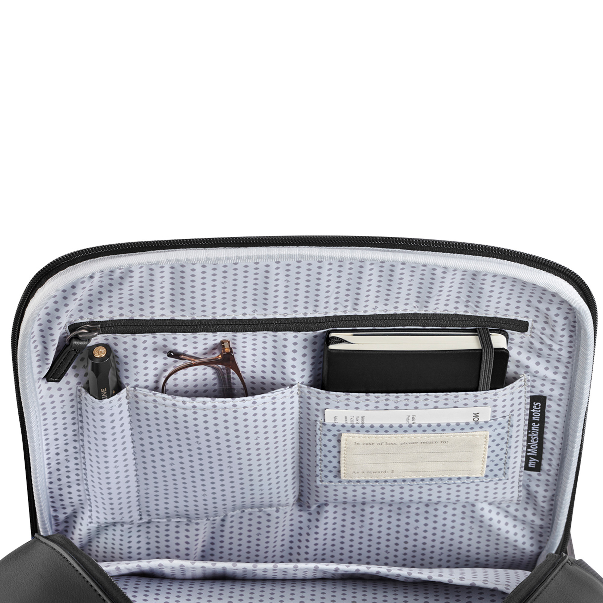 Vista interna di una borsa nera con taccuino, occhiali e penna.
