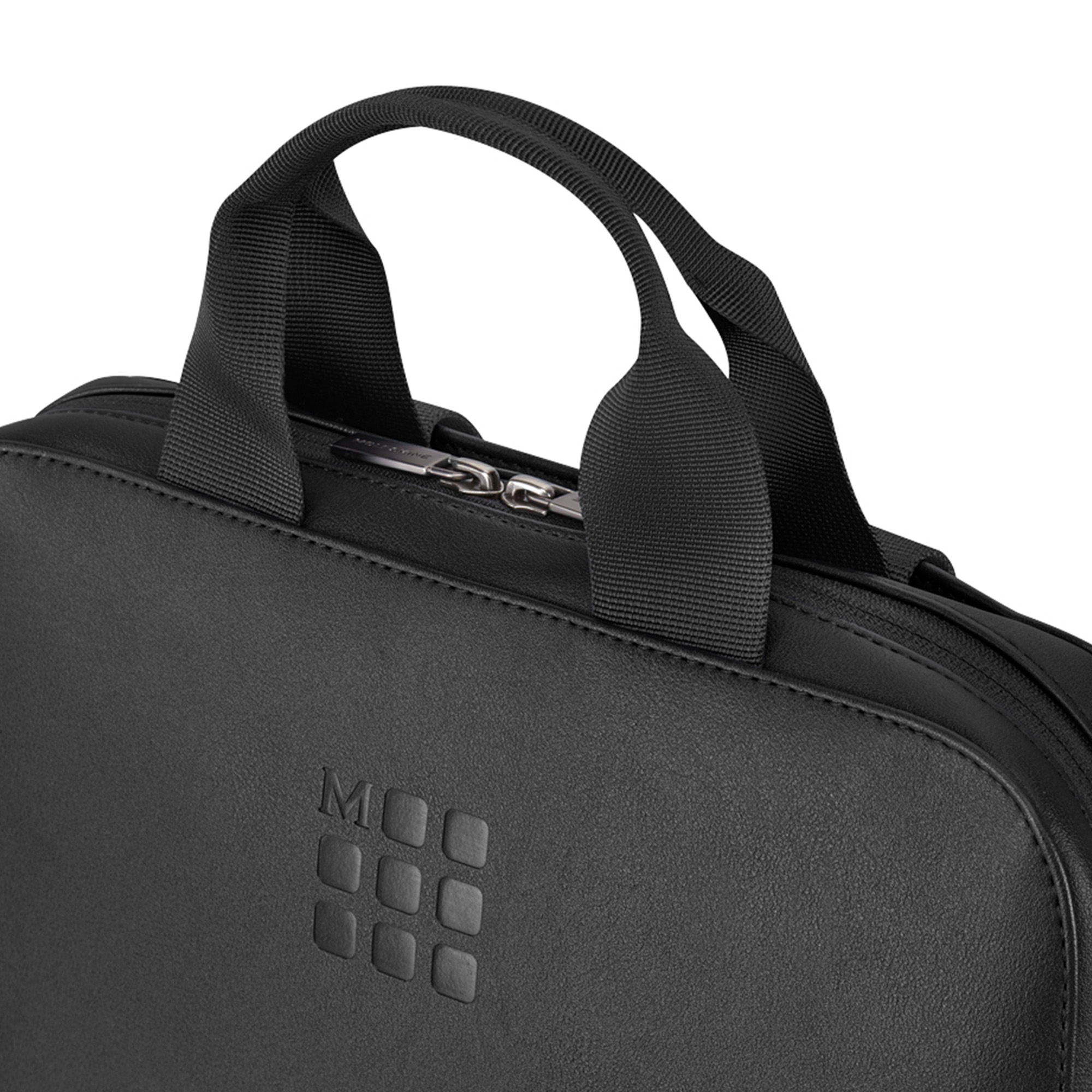 Primo piano di borsa nera con cerniera e manici in tessuto. Logo in rilievo.