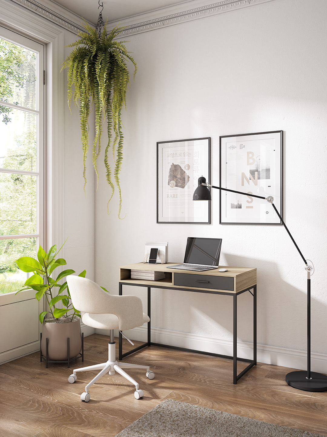 Un escritorio con portátil, silla y planta junto a una ventana.