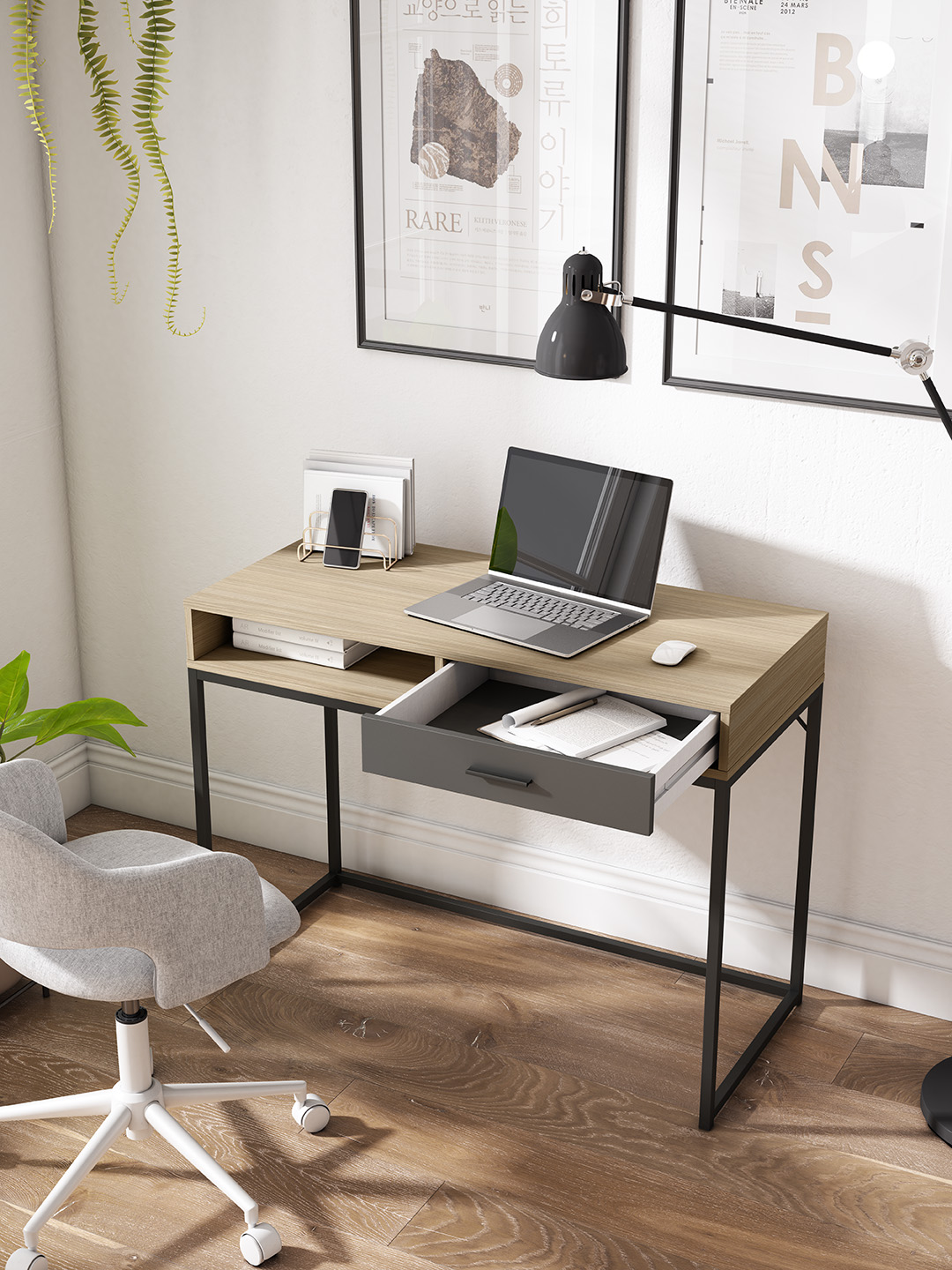 Un espacio de trabajo luminoso con escritorio de madera, portátil, ratón y silla.