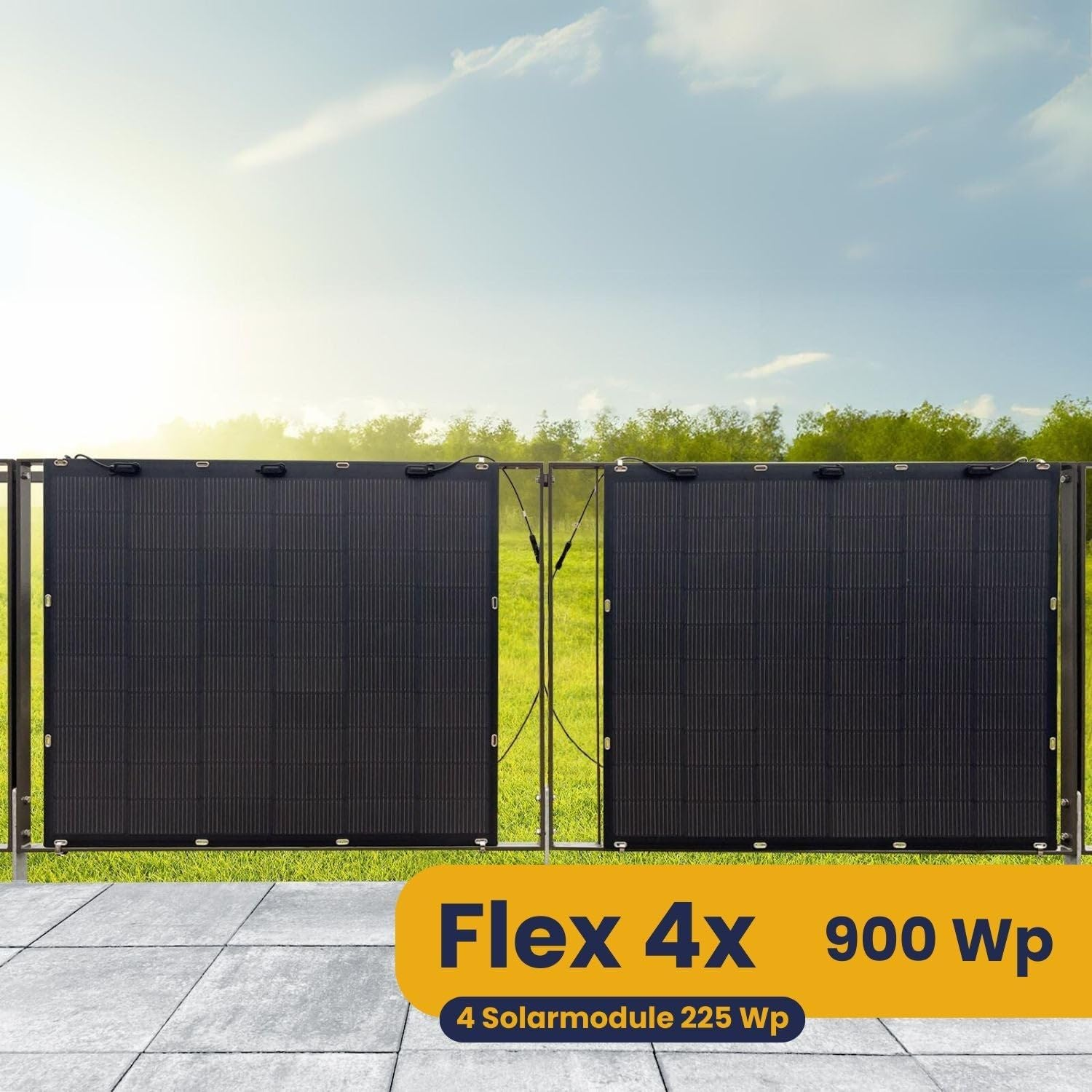 Zwei schwarze Solarmodule an einem Zaun montiert, dahinter grünes Gras und Bäume. Text: "Flex 4x 900 wp 4 Solarmodule 225 Wp".
