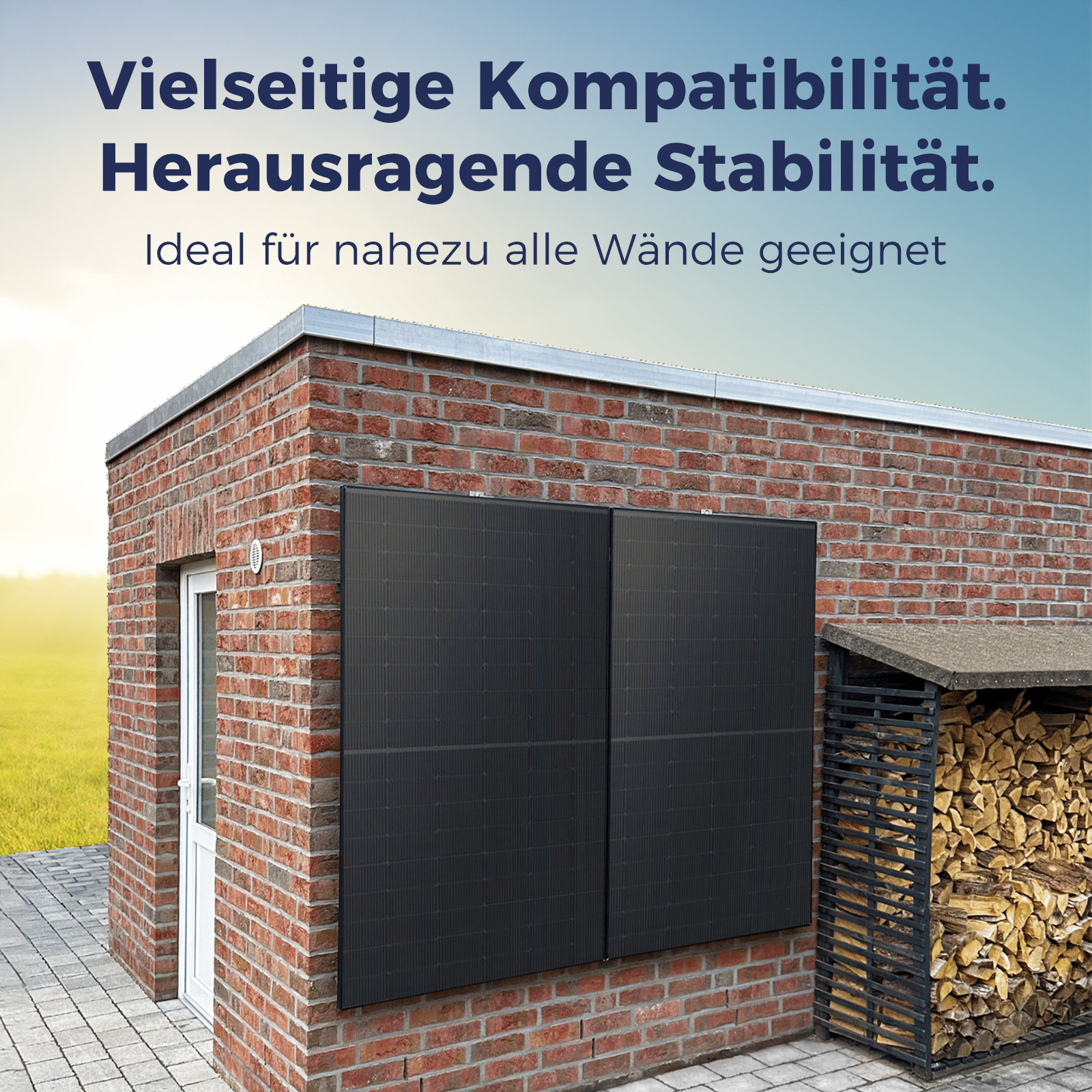 Solarpaneele an Ziegelwand neben Holzstapel und Tür, blauer Himmel