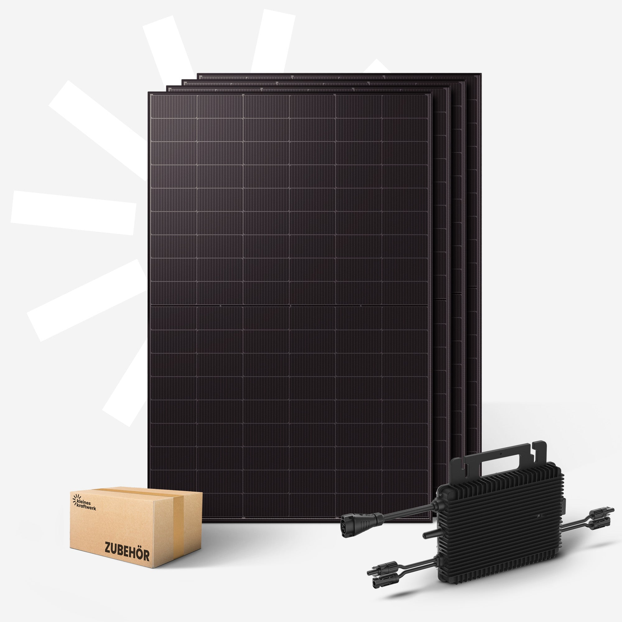 Drei schwarze Solarmodule, ein Karton und ein schwarzer Wechselrichter.