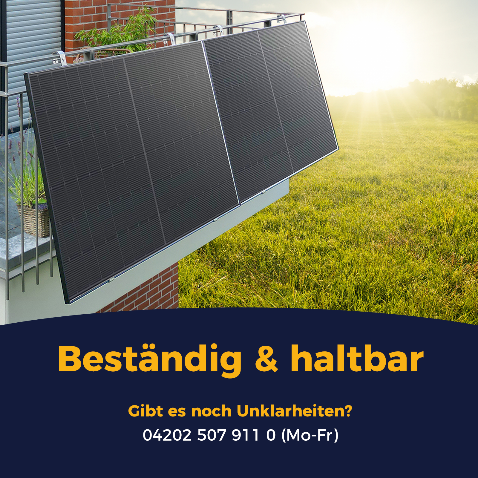Solarmodule auf einem Balkon mit Blick auf eine sonnige Wiese. Dauerhaft & haltbar.