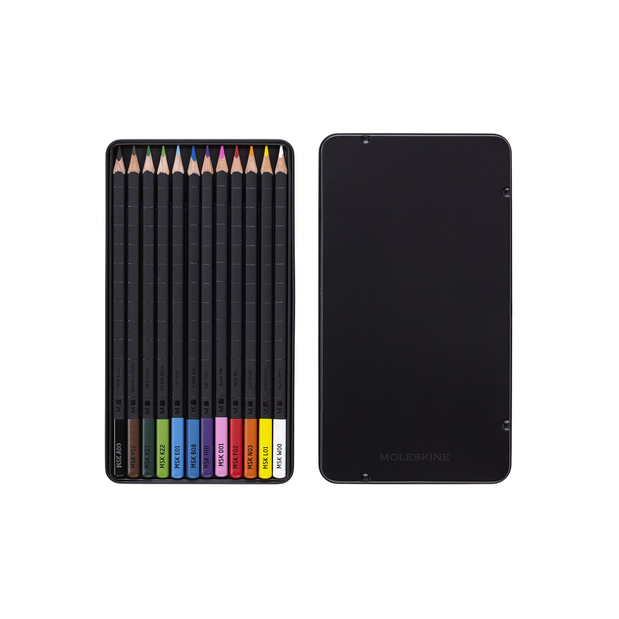Una scatola di metallo di matite colorate e un taccuino Moleskine nero.
