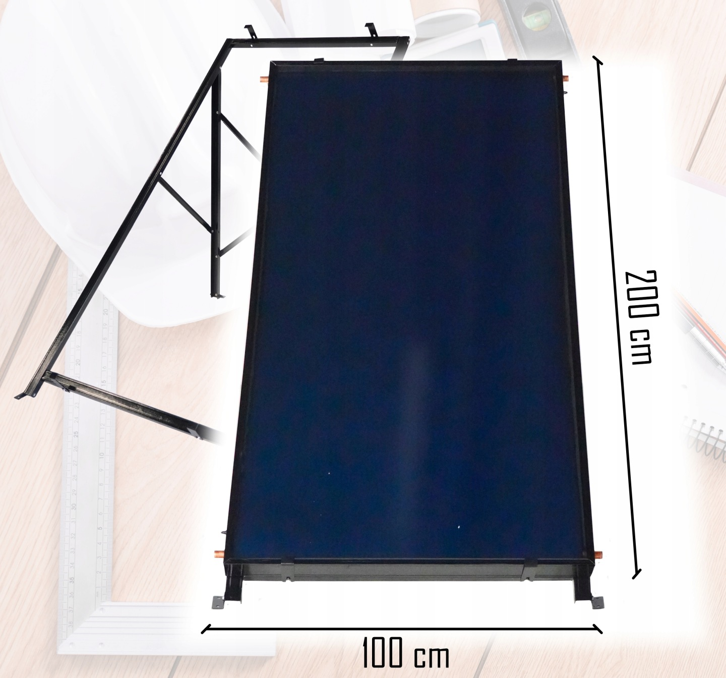 Ciemnoniebieski panel słoneczny, 200x100 cm, z czarną metalową ramą i wspornikiem.