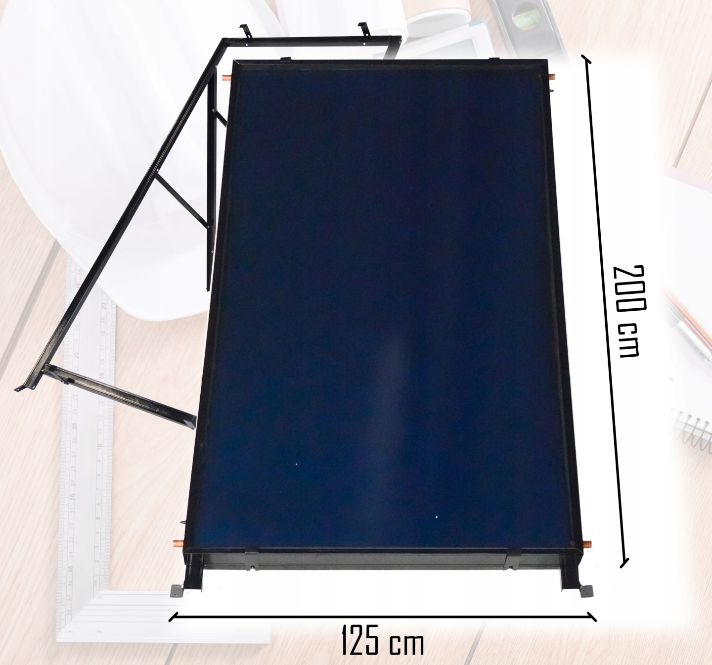 Ciemny panel słoneczny z czarną ramą i mocowaniem, 200x125 cm.