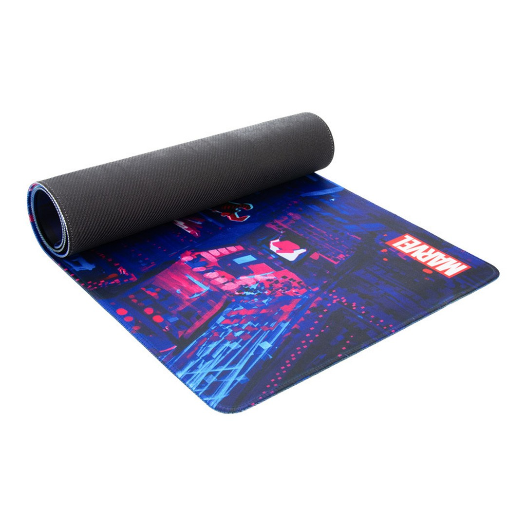 Zrolowana podkładka pod mysz z logo Marvel i wzorem Spidermana w kolorach niebieskim i różowym.