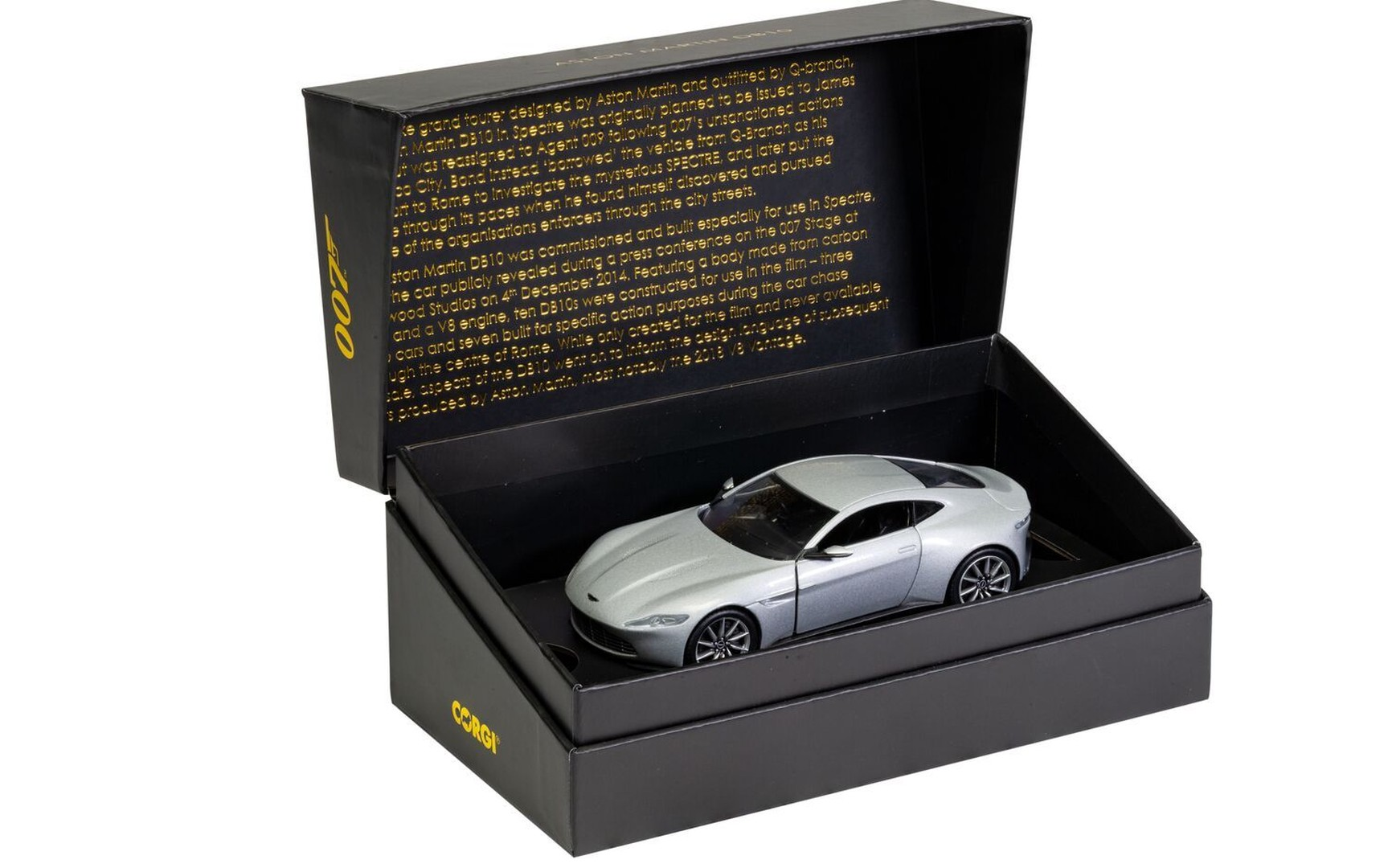 Srebrny model samochodu Aston Martin DB10 w czarnym pudełku z tekstem.