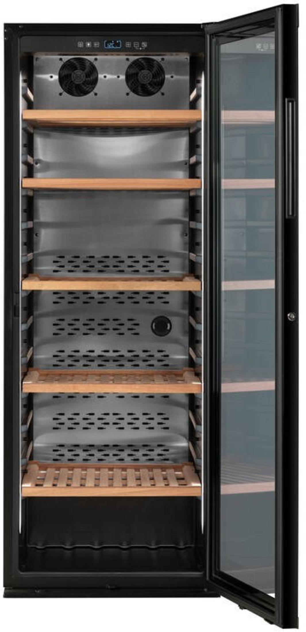 Ein offener schwarzer Weinkühlschrank mit Holzböden und Glastür.