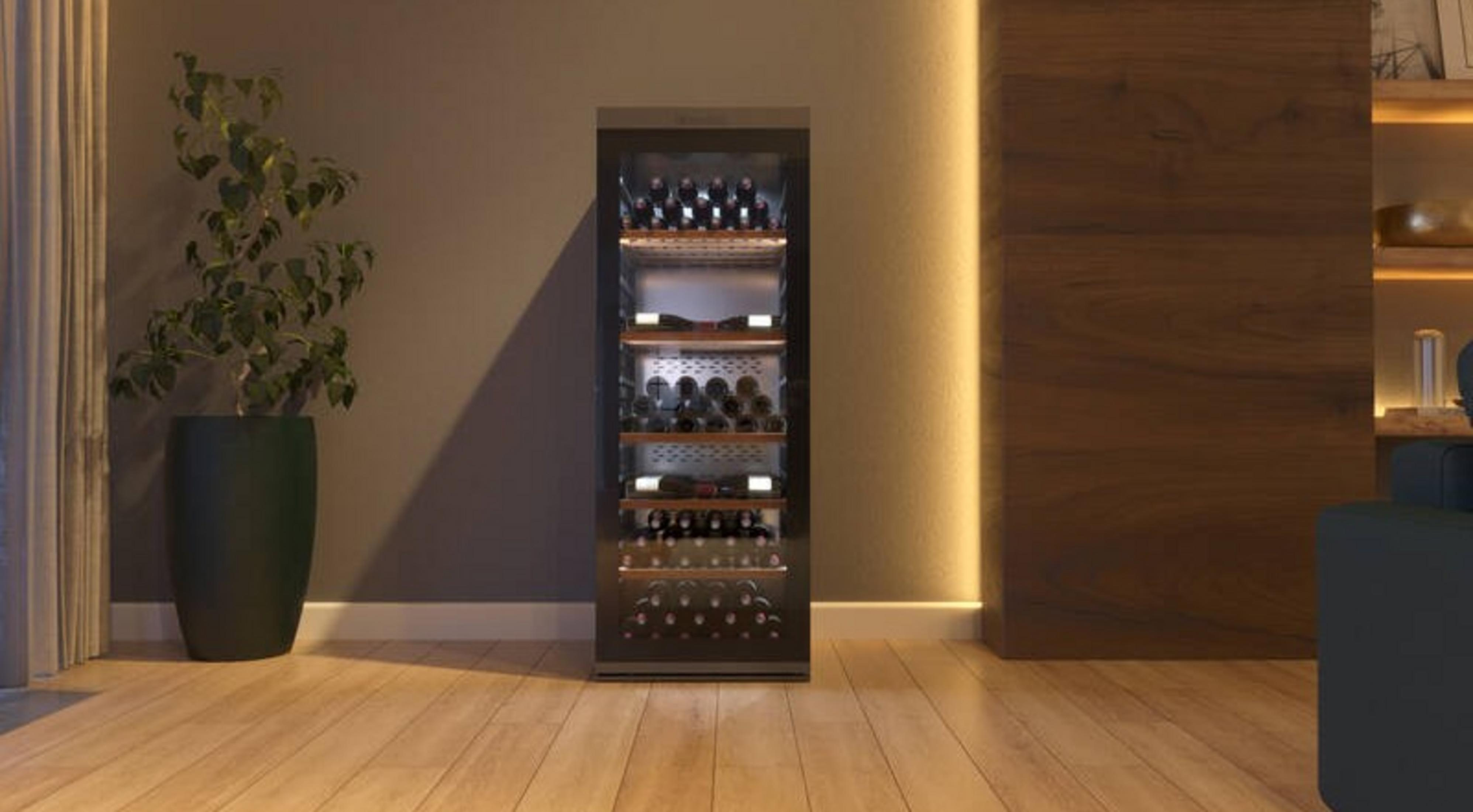 Ein moderner Weinkühlschrank steht neben einem Topfpflanze.