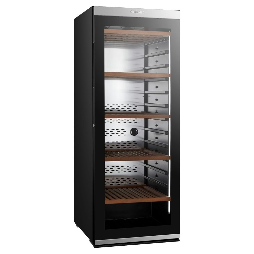 Ein schwarzer Kühlschrank mit Glastür und Holzböden, ideal zur Weinlagerung.