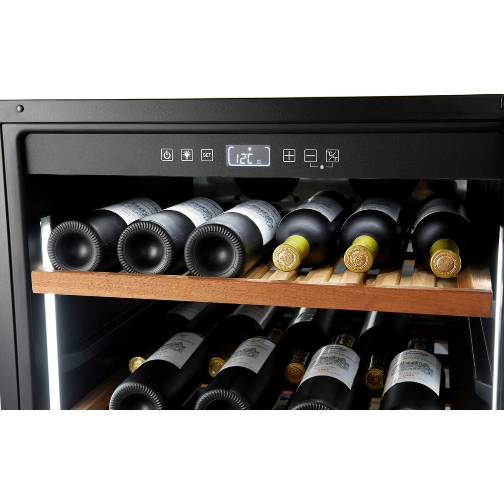 Weinkühlschrank mit zwei Regalen, gefüllt mit dunklen Weinflaschen.