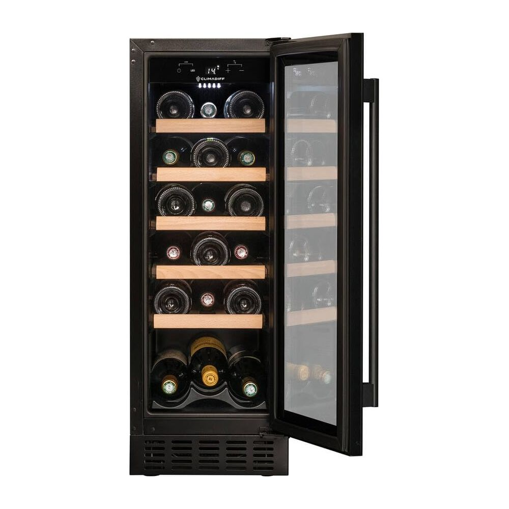 Ein offener Weinkühlschrank mit Holzböden und vielen Weinflaschen.