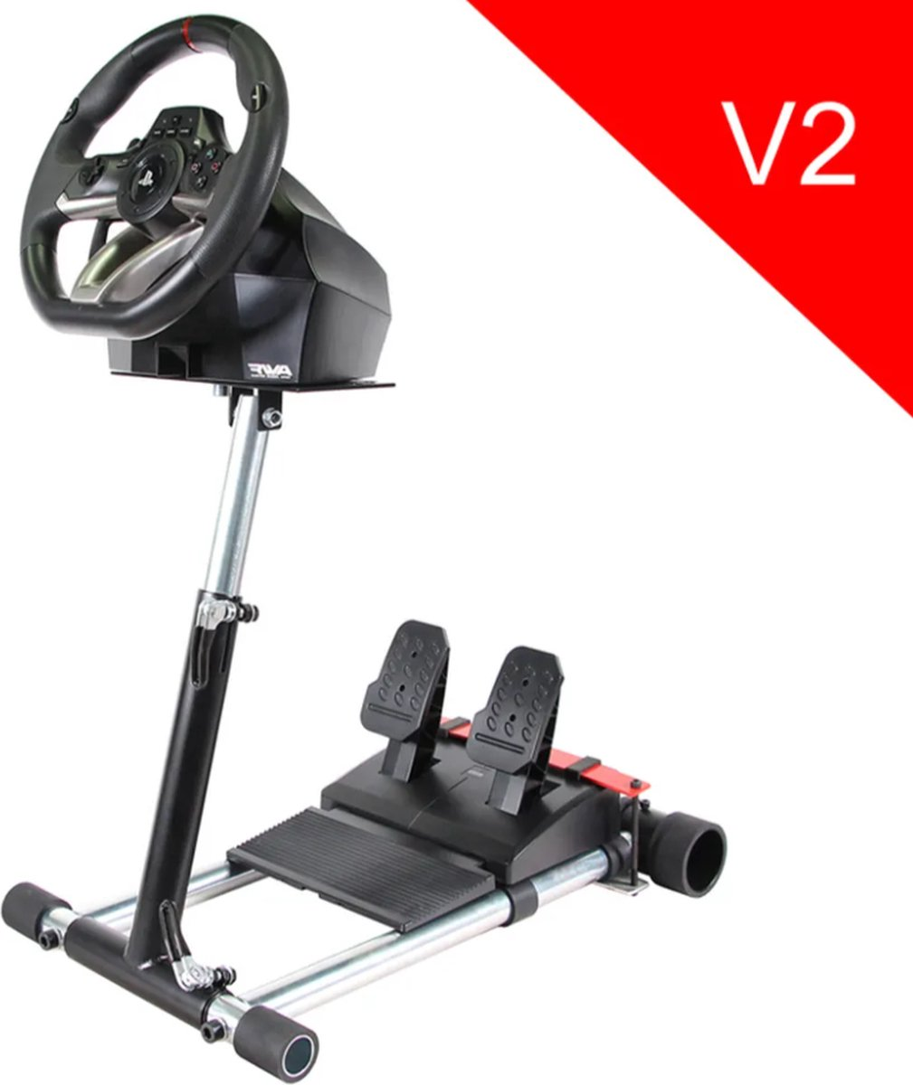 Un volant et des pédales de course noirs sur un support, avec 'V2' en rouge sur fond blanc.