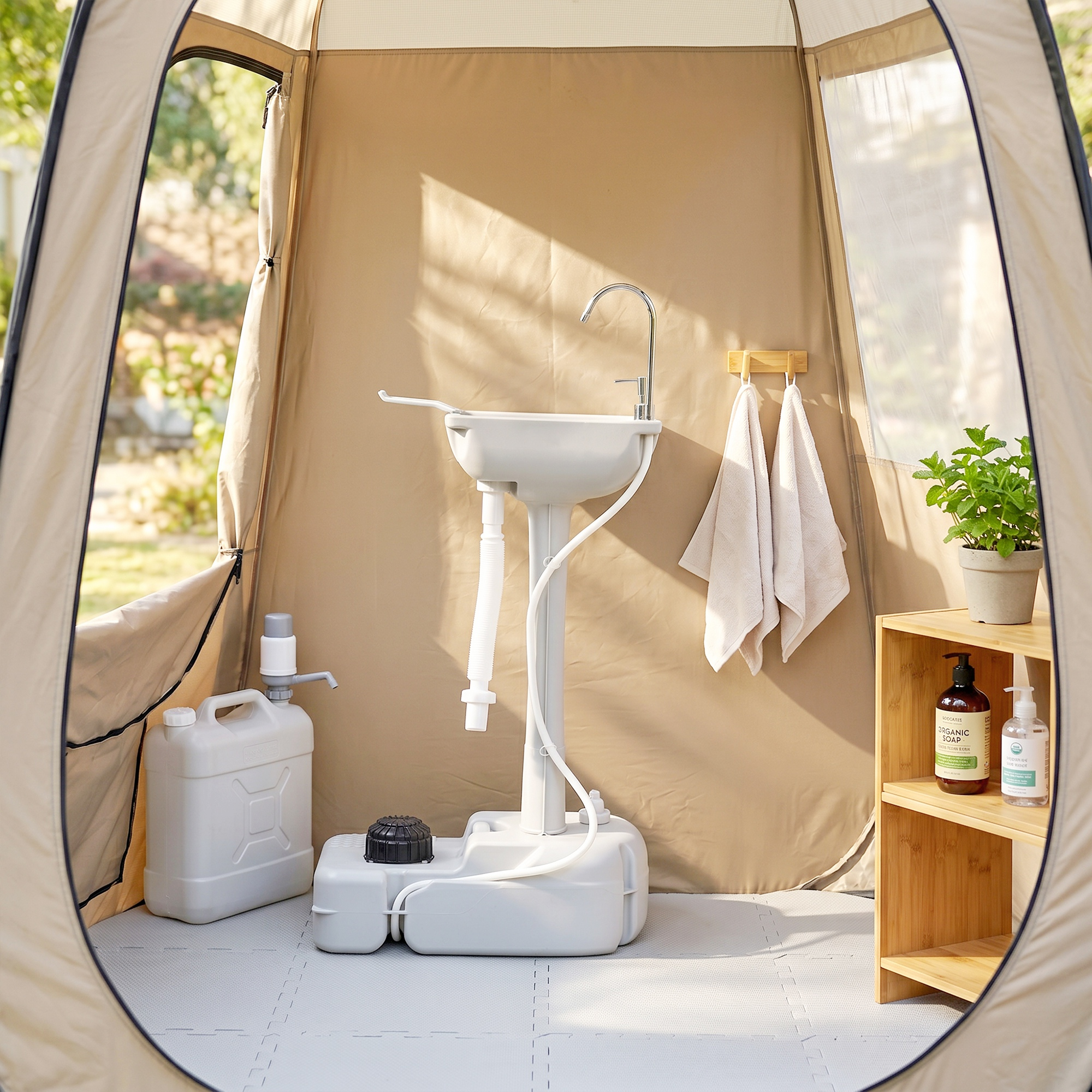 Un lavabo portatile con serbatoio dell'acqua e tanica all'interno di una tenda.