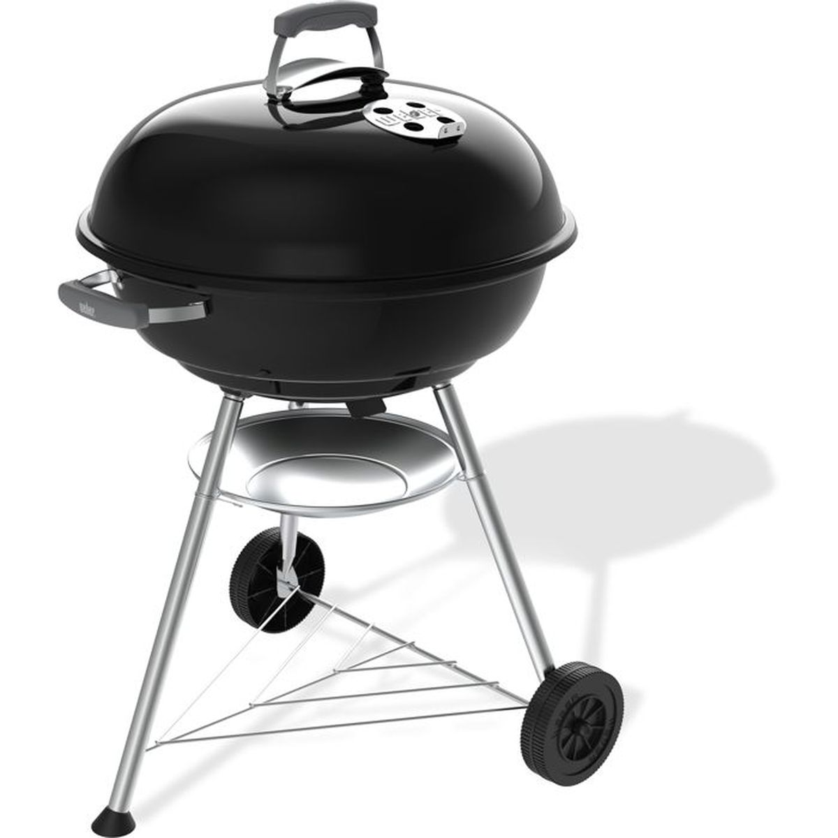 Ein schwarzer Kugelgrill mit silbernen Beinen und Rädern, auf weißem Hintergrund.