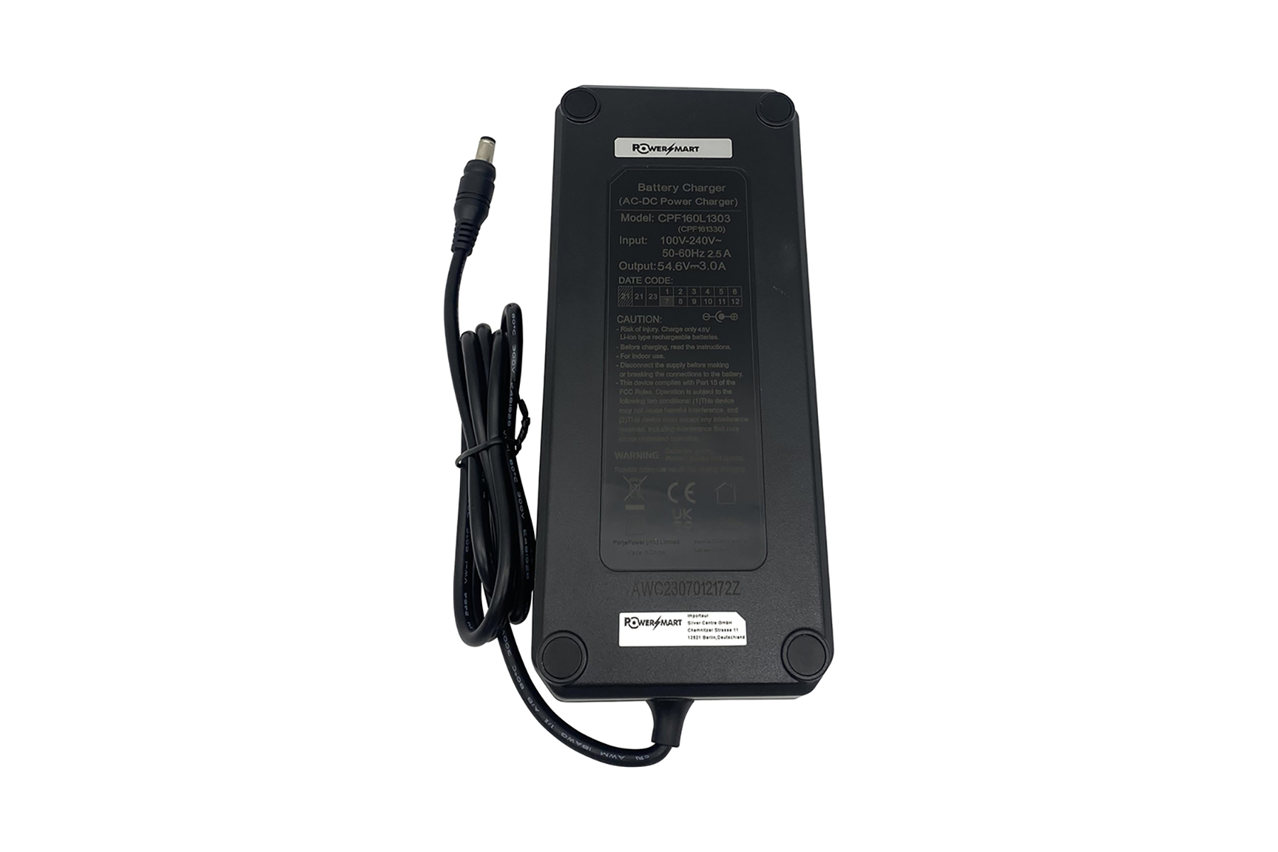 Schwarzes Netzteil mit schwarzem Kabel und Stecker auf weißem Hintergrund.