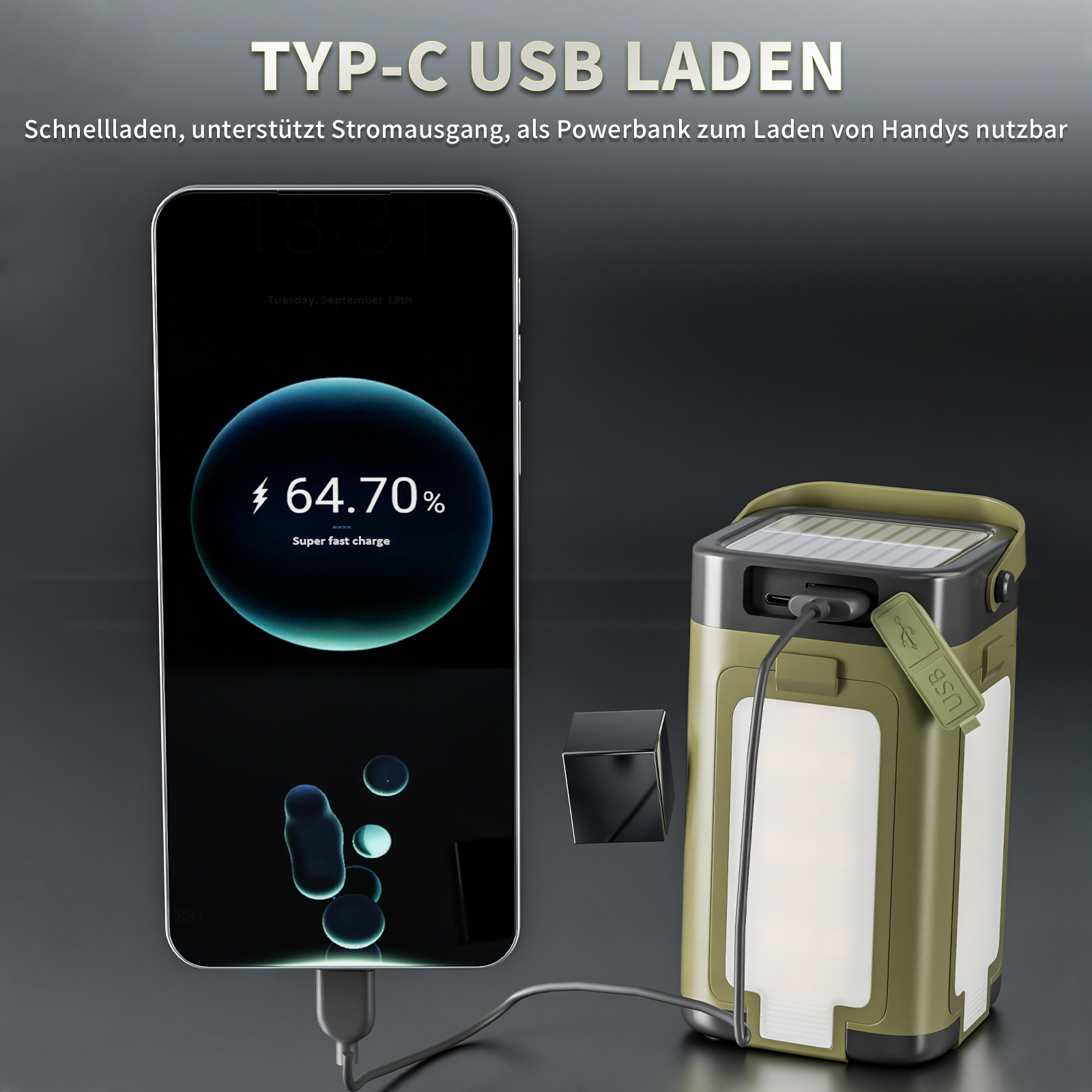 Ein Handy wird mit einem USB-C-Kabel an eine grüne Powerbank geladen.