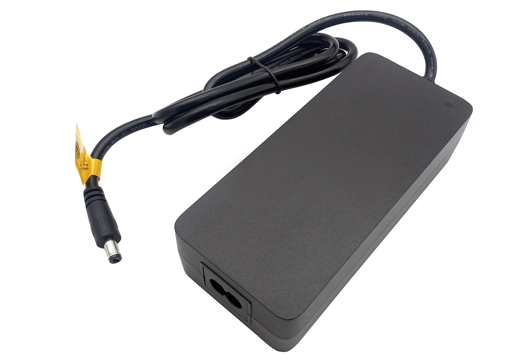 Schwarzer Netzteiladapter mit Kabel und rundem Stecker.