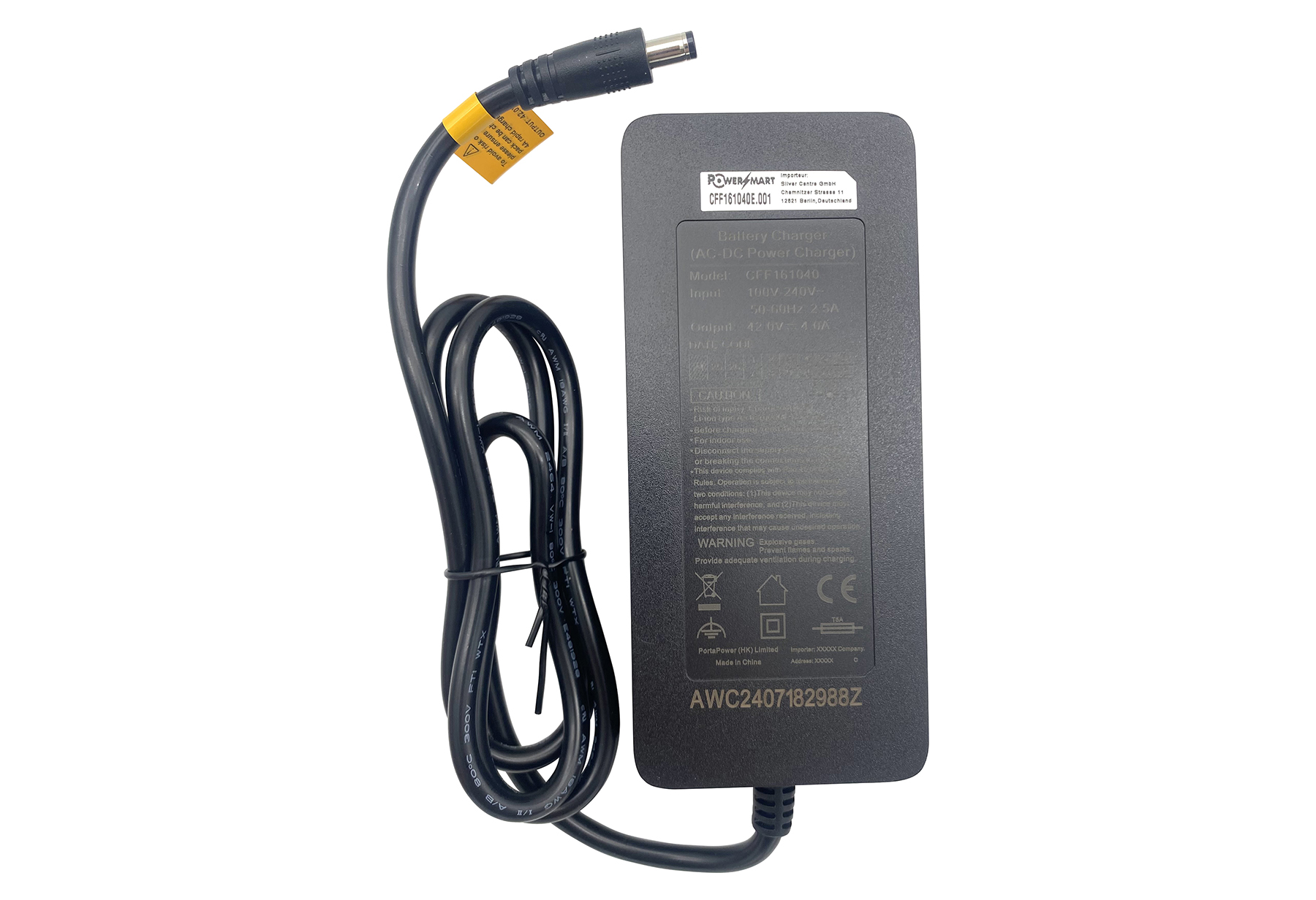 Schwarzes Netzteil mit Kabel und Stecker, Modell CFF161040, mit Warnhinweisen.