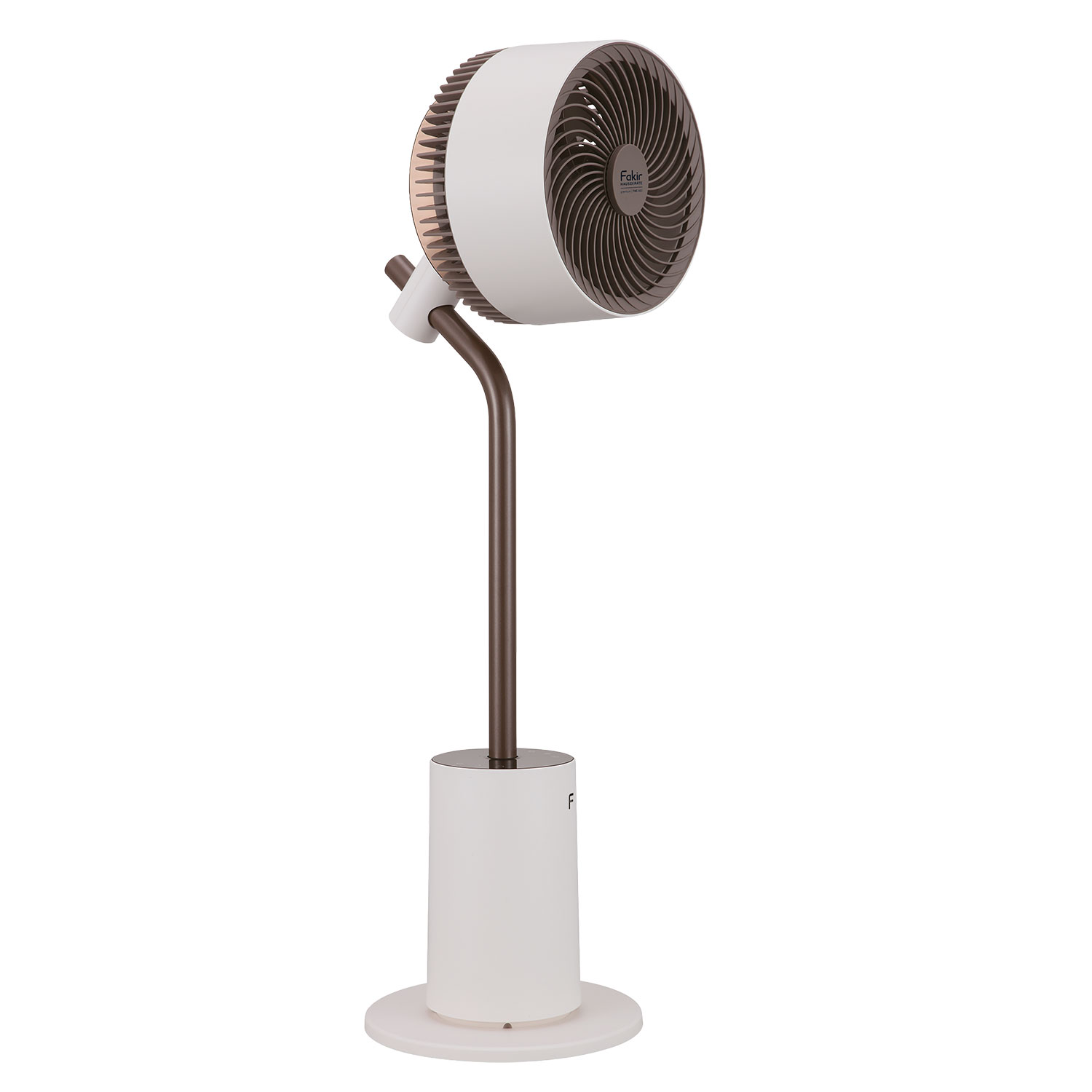 Ein weißer Standventilator mit braunen Akzenten auf weißem Hintergrund.