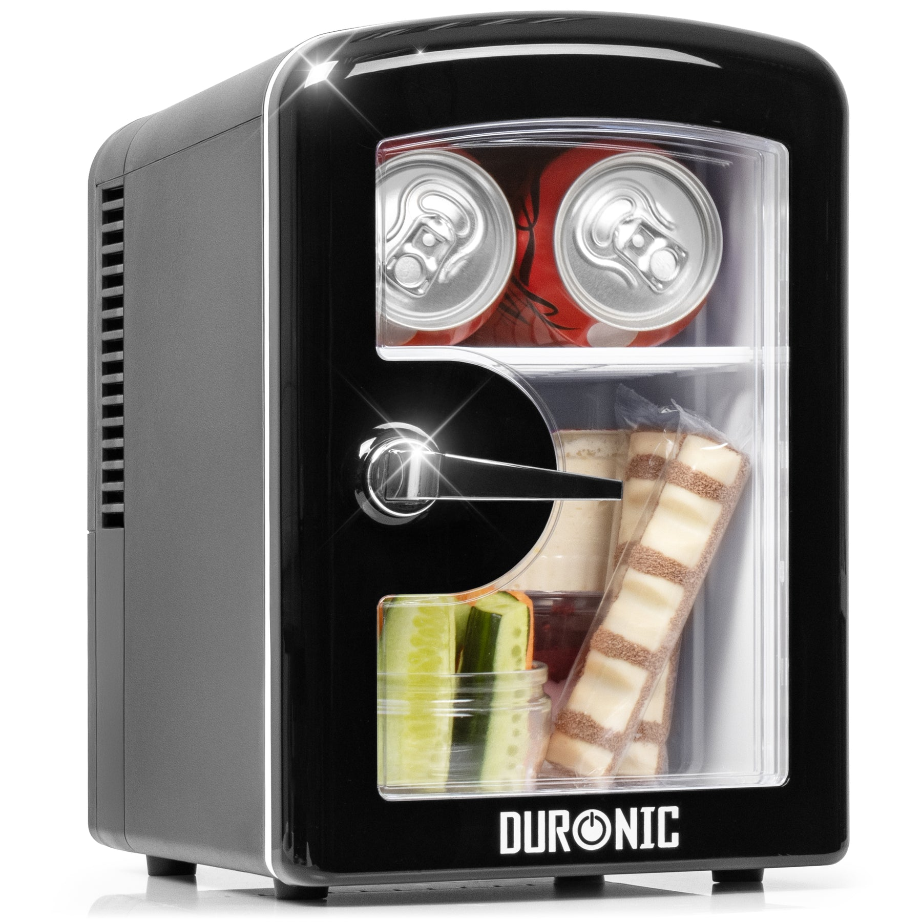 Kleiner schwarzer Kühlschrank mit zwei Dosen, Gurkenscheiben, Marmelade und Schokoriegeln.