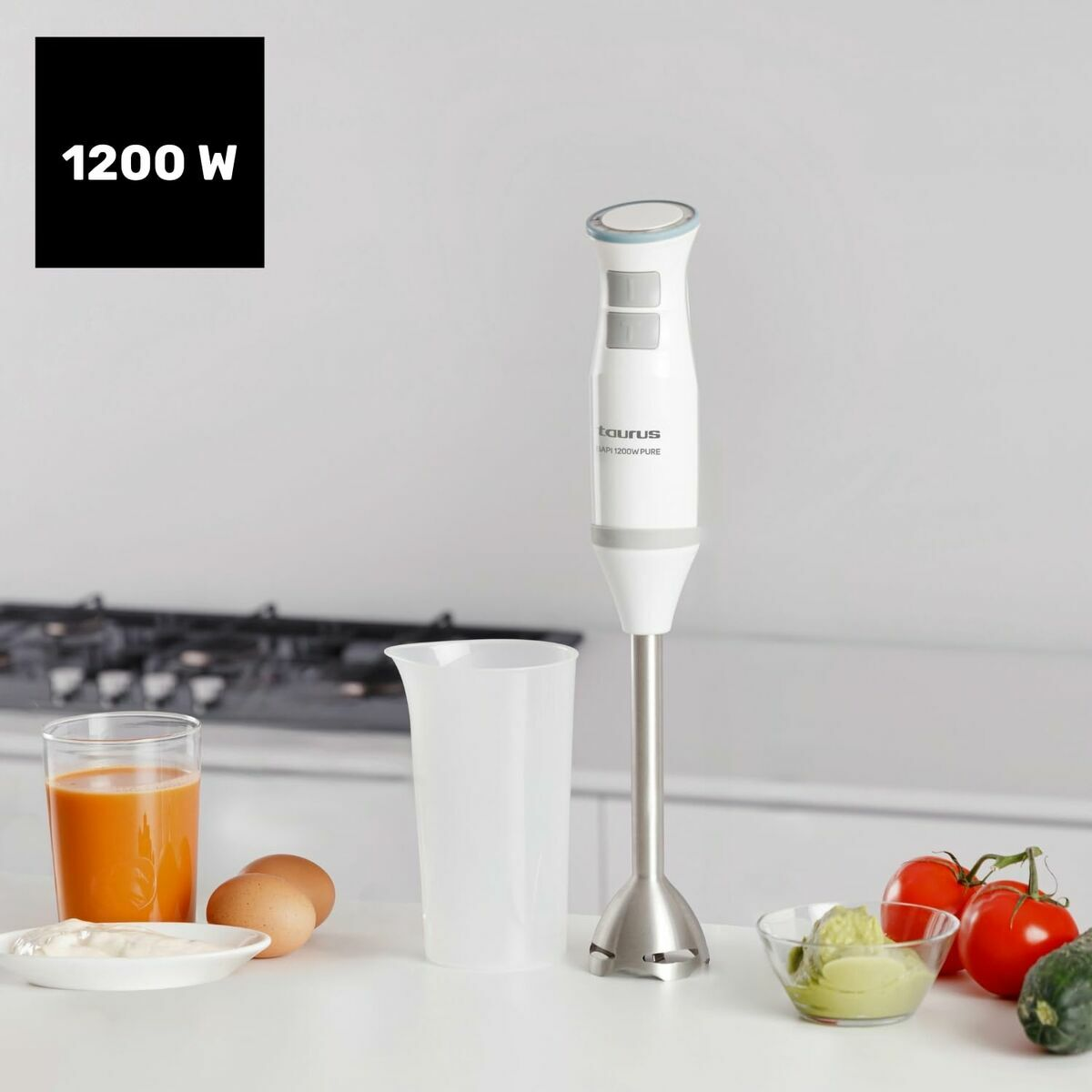 Ein weißer Taurus-Stabmixer mit 1200W und Kochzutaten.