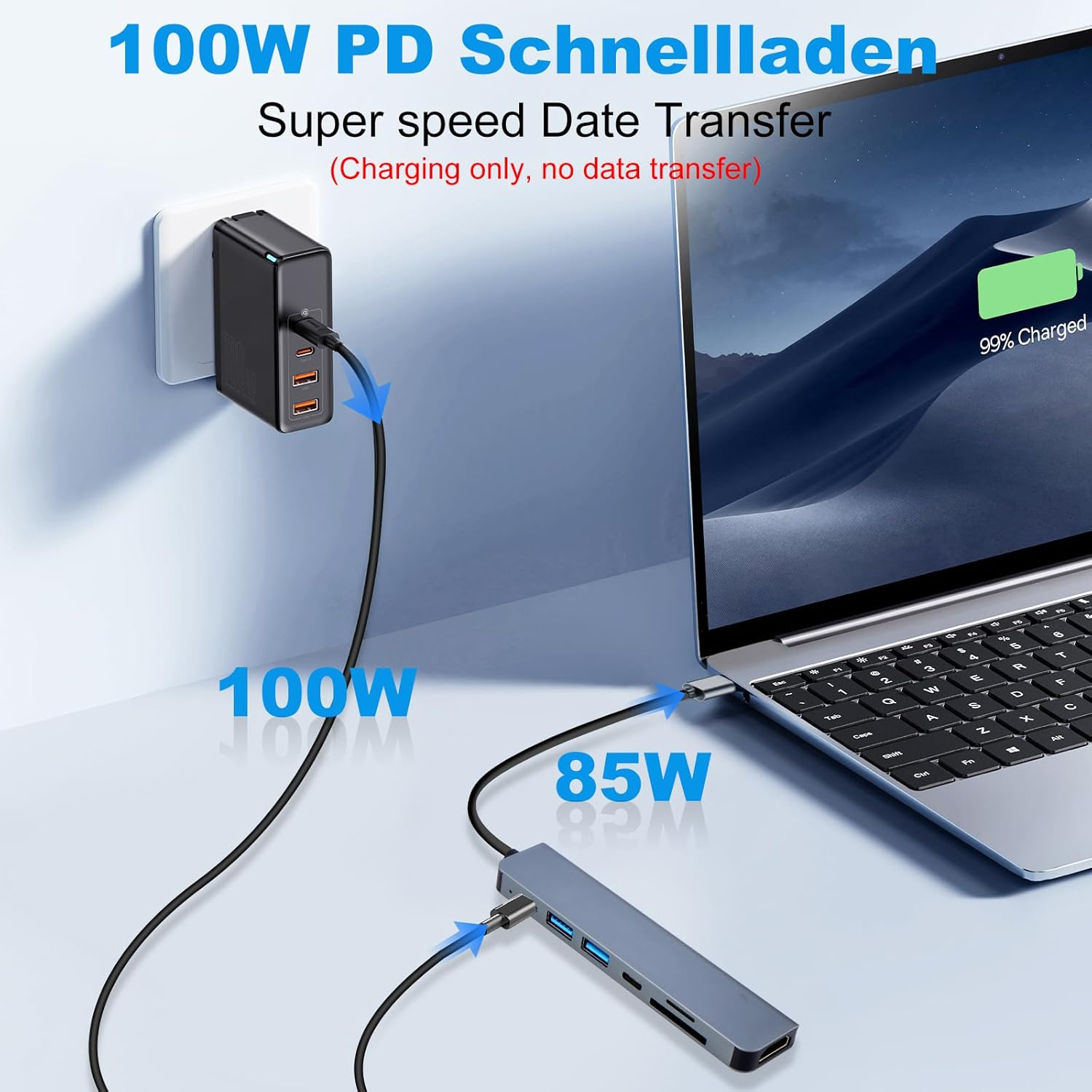 Schwarzes Ladegerät an Steckdose, daneben ein Laptop-Hub und ein Laptop.