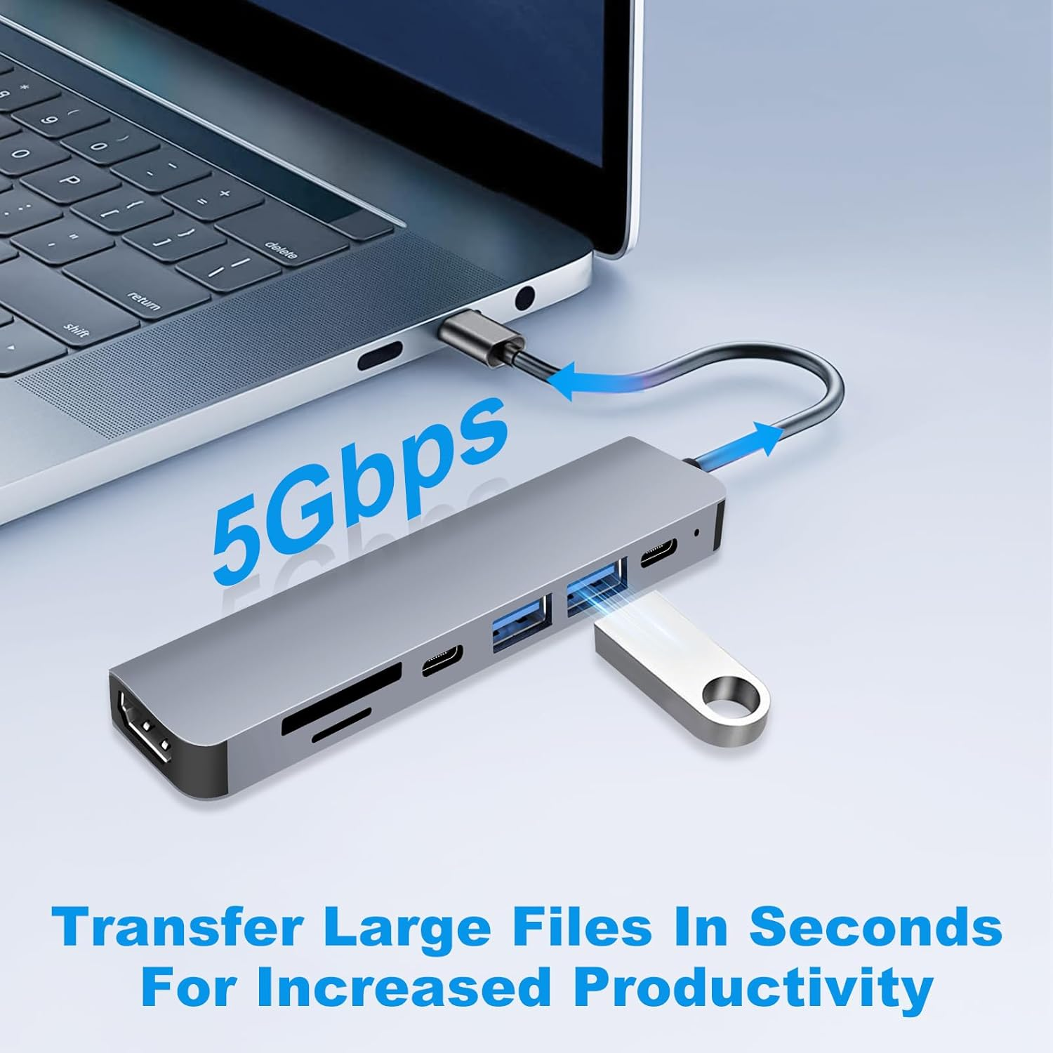 Ein Laptop ist mit einem grauen USB-Hub verbunden, auf dem ein USB-Stick steckt.
