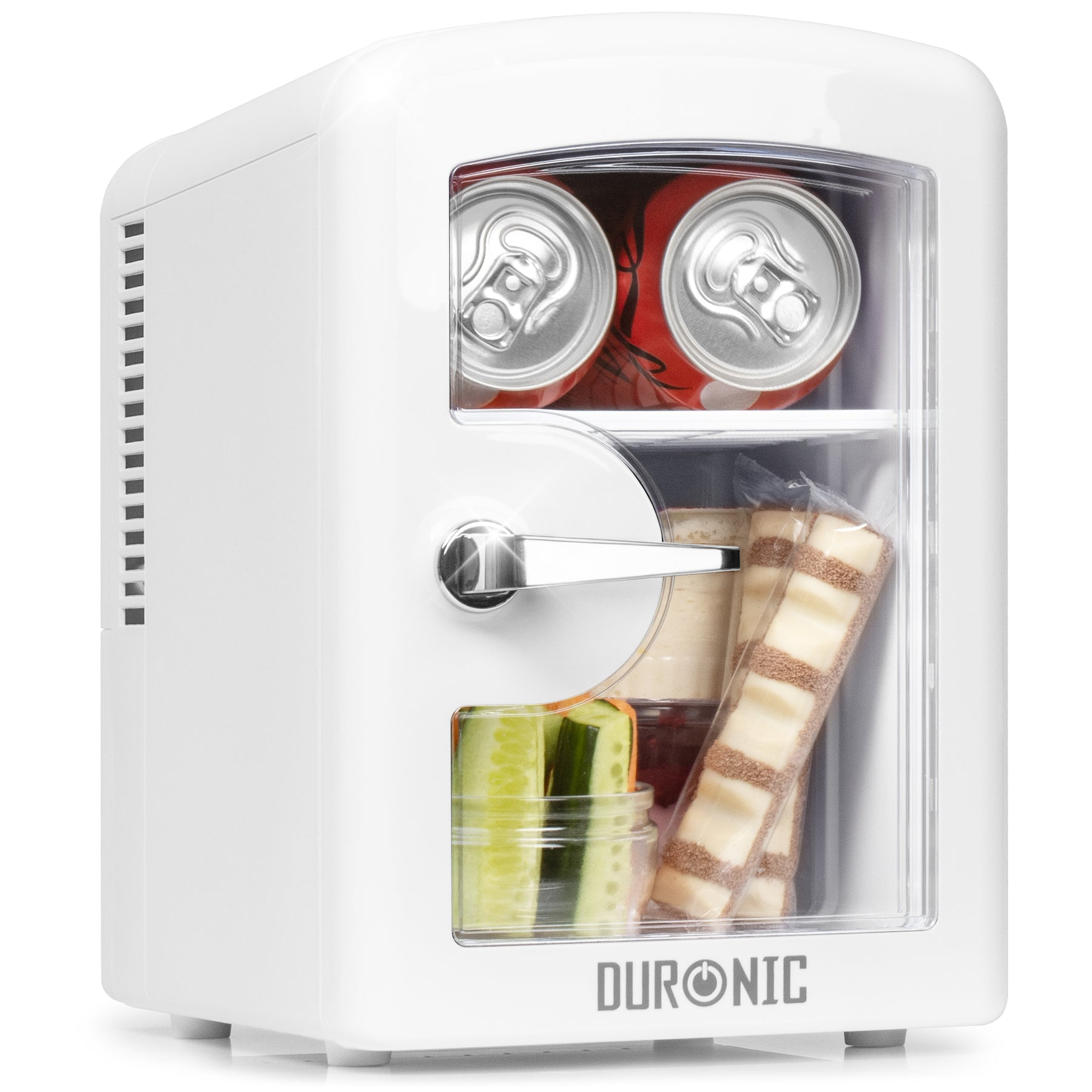 Weißer Mini-Köhlschrank mit Dosen, Gurken und Schokoriegeln innen.