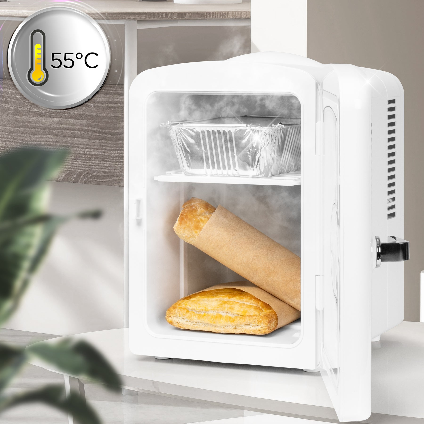 Ein weißer Mini-Kühlschrank mit geöffneter Tür, der Lebensmittel wie Brot und eine Folienbox enthält.